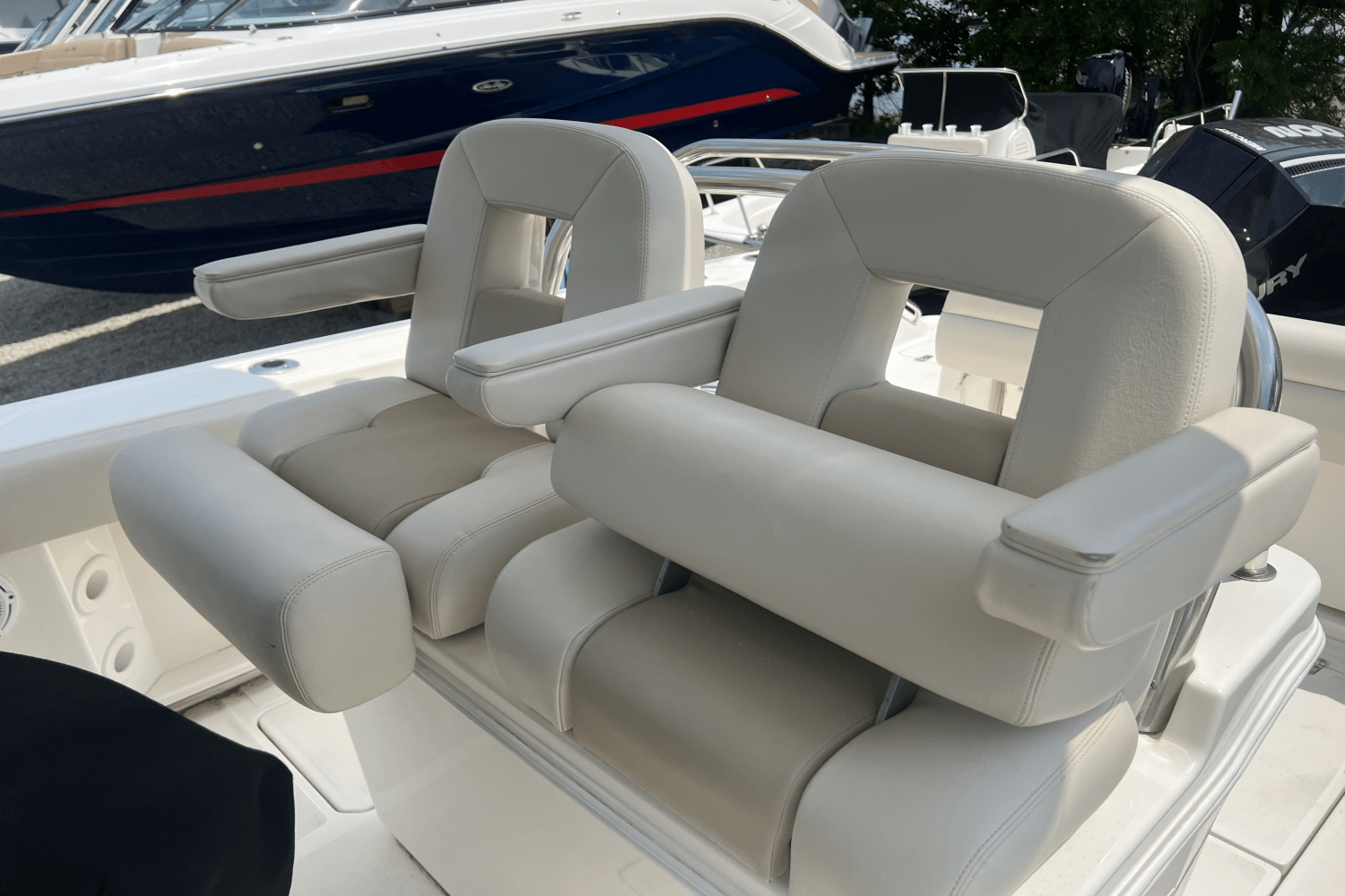 Slide: The Image of Boston Whaler 25 OUTRAGE 2022 - 6