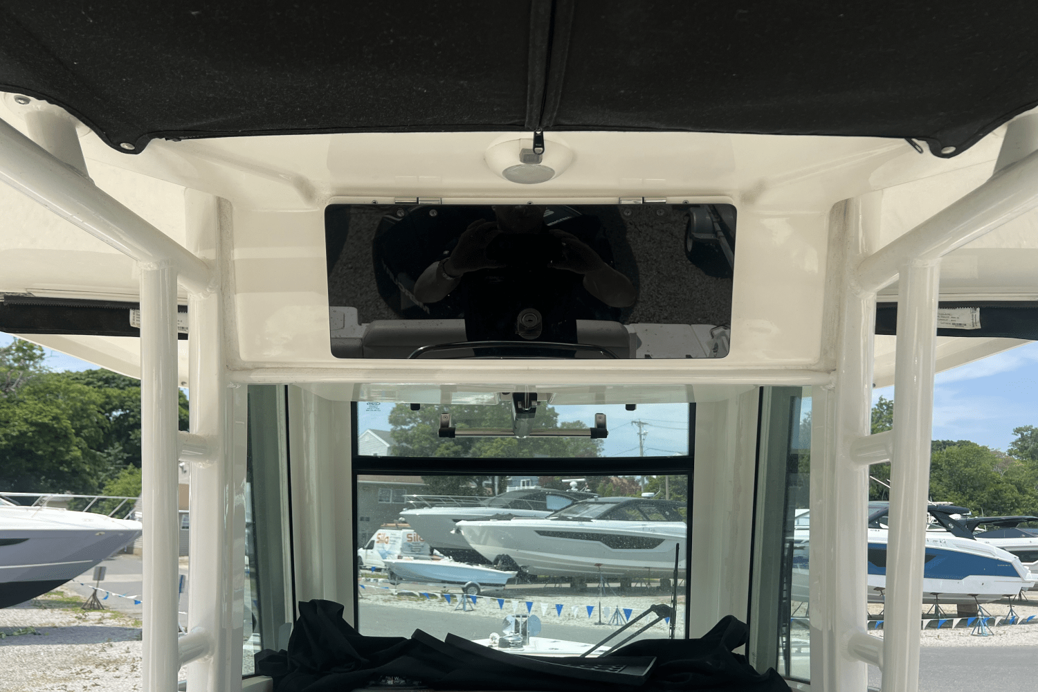 Slide: The Image of Boston Whaler 25 OUTRAGE 2022 - 8