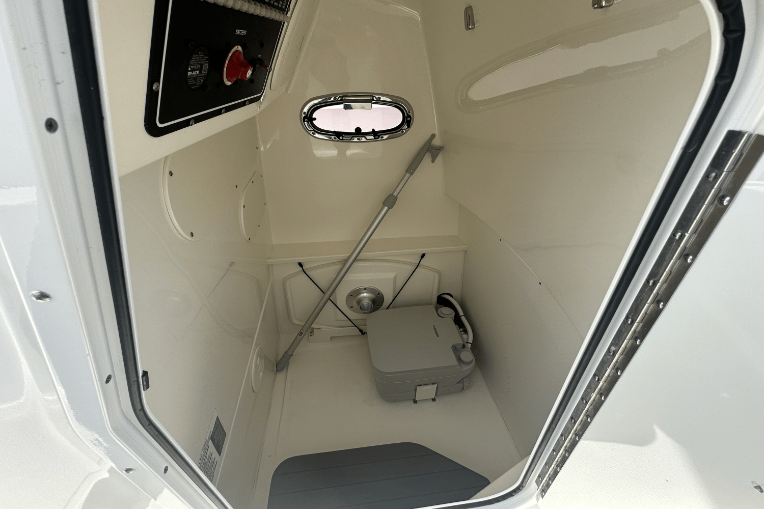 Slide: The Image of Boston Whaler 270 DAUNTLESS 2019 - 11
