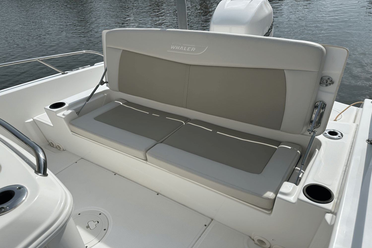 Slide: The Image of Boston Whaler 270 DAUNTLESS 2019 - 14