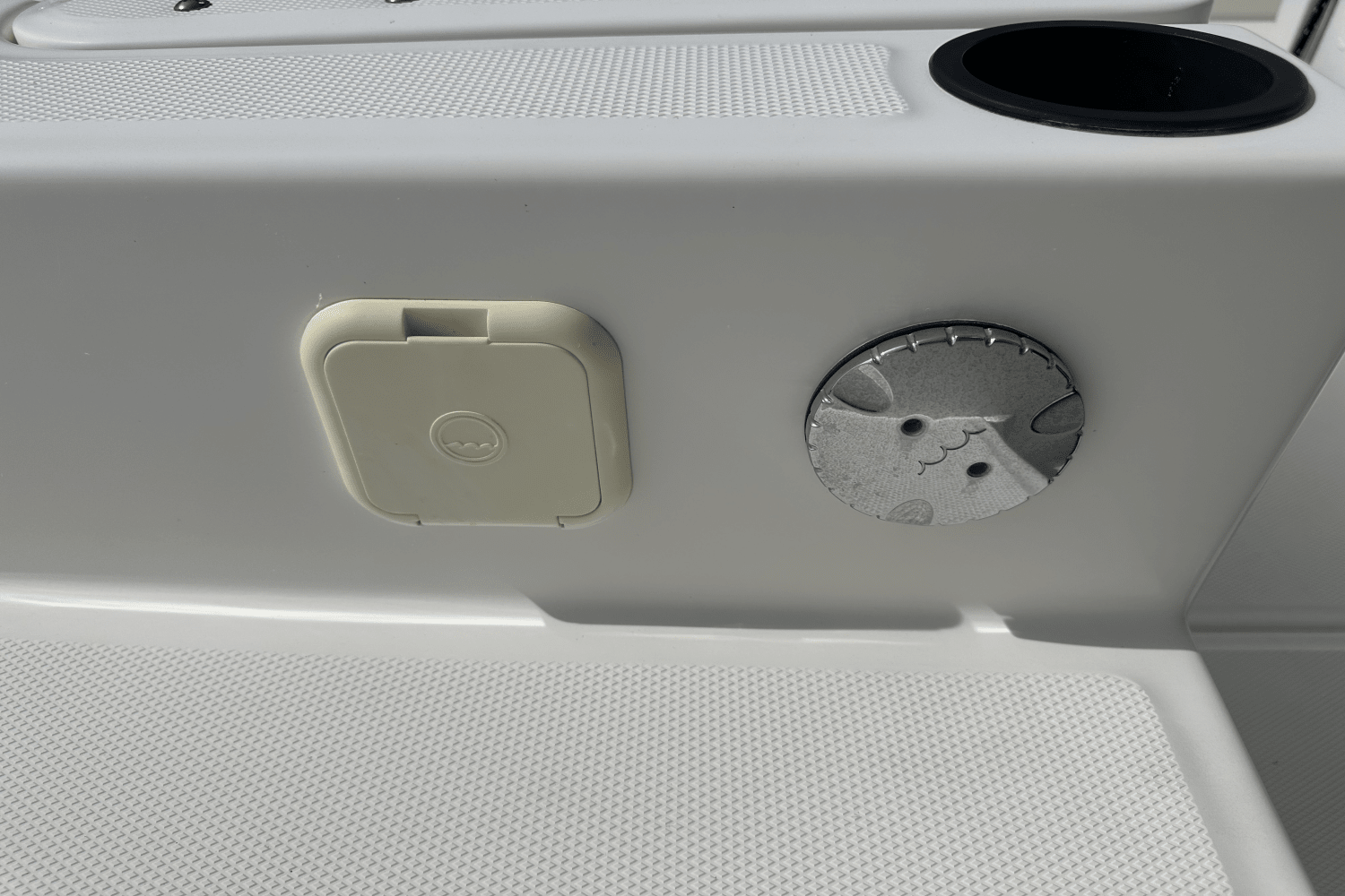 Slide: The Image of Boston Whaler 270 DAUNTLESS 2019 - 17