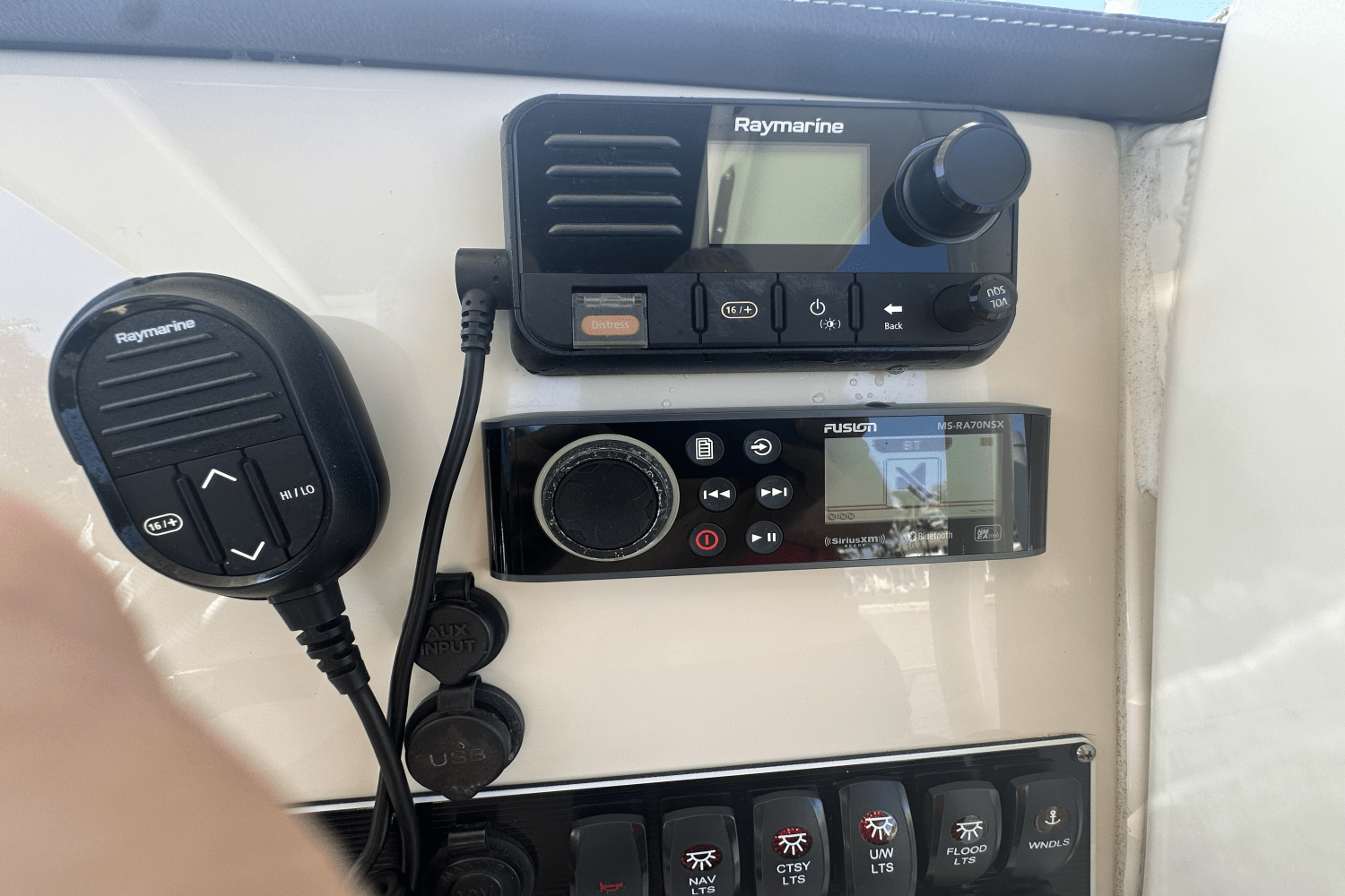 Slide: The Image of Boston Whaler 270 DAUNTLESS 2019 - 26