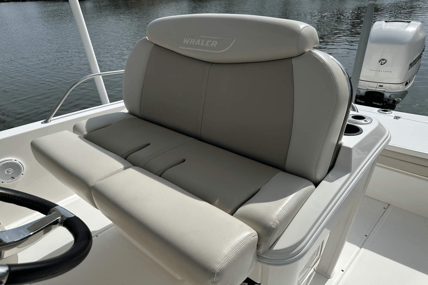 Slide: The Image of Boston Whaler 270 DAUNTLESS 2019 - 28