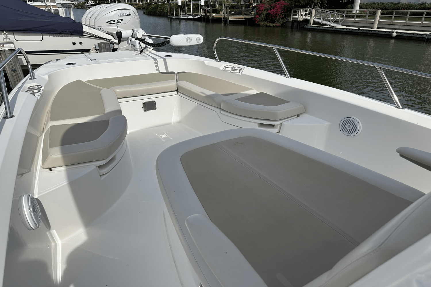 Slide: The Image of Boston Whaler 270 DAUNTLESS 2019 - 29