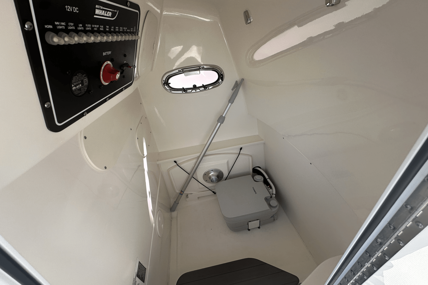 Slide: The Image of Boston Whaler 270 DAUNTLESS 2019 - 34