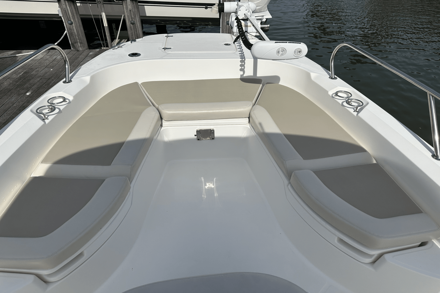 Slide: The Image of Boston Whaler 270 DAUNTLESS 2019 - 5