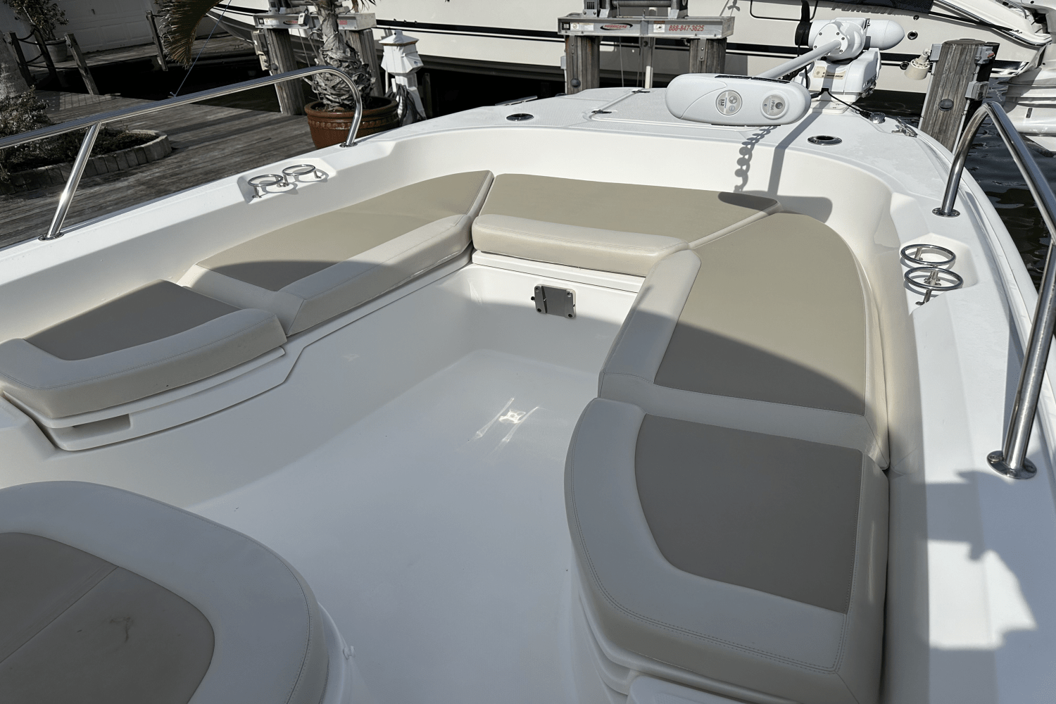Slide: The Image of Boston Whaler 270 DAUNTLESS 2019 - 6