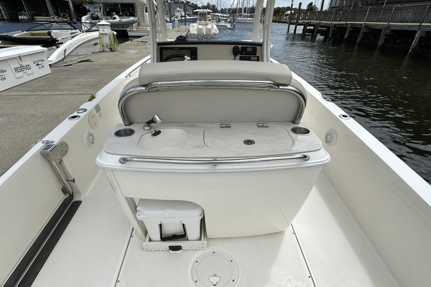 Slide: The Image of Boston Whaler 270 DAUNTLESS 2021 - 10