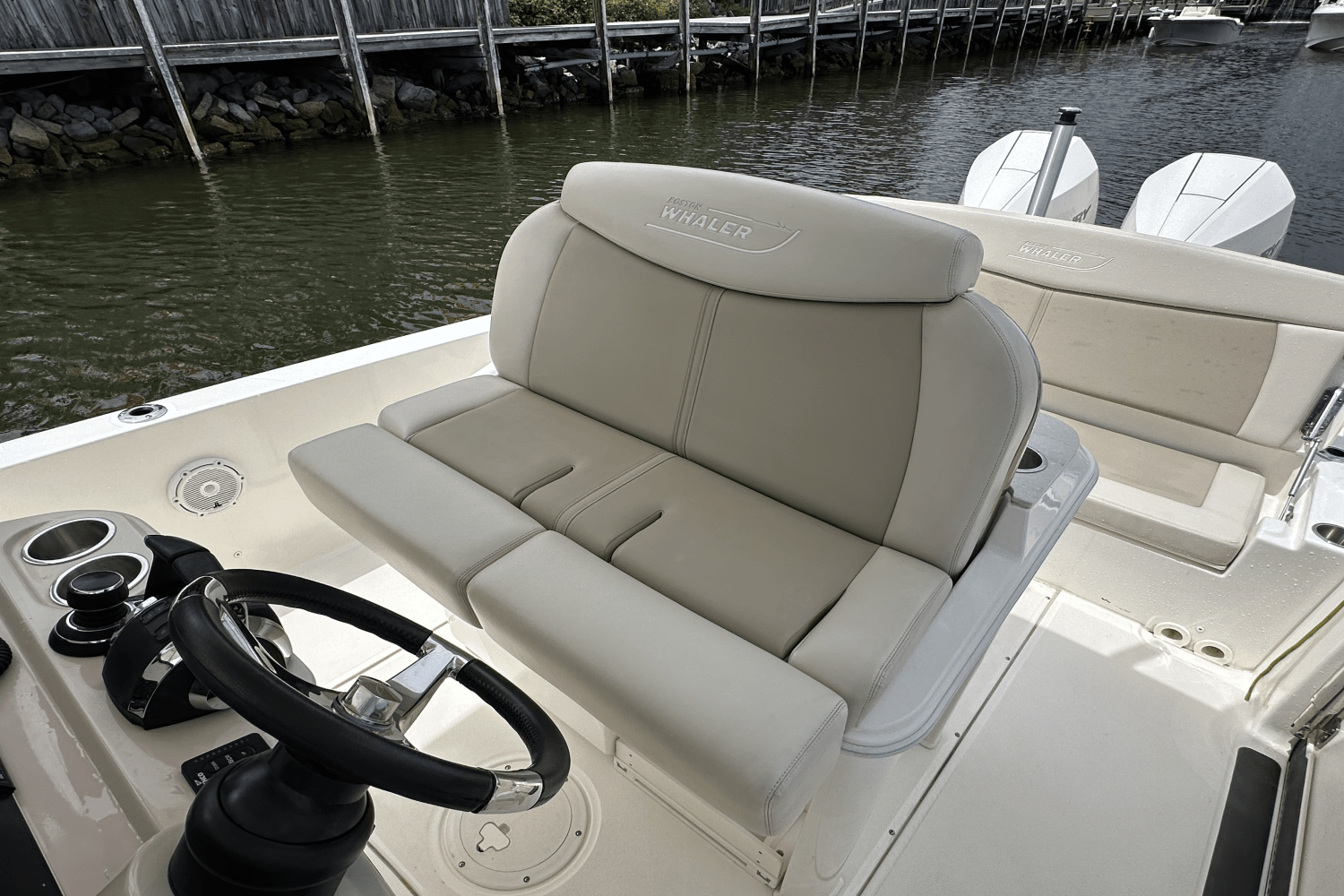 Slide: The Image of Boston Whaler 270 DAUNTLESS 2021 - 13