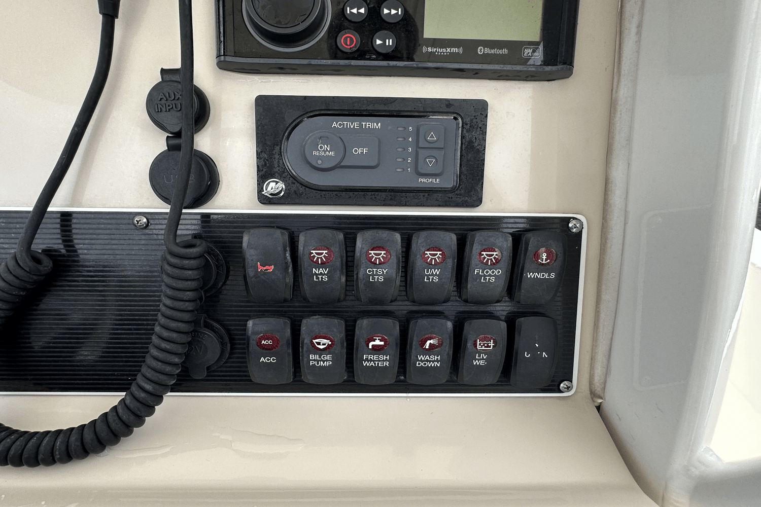 Slide: The Image of Boston Whaler 270 DAUNTLESS 2021 - 17