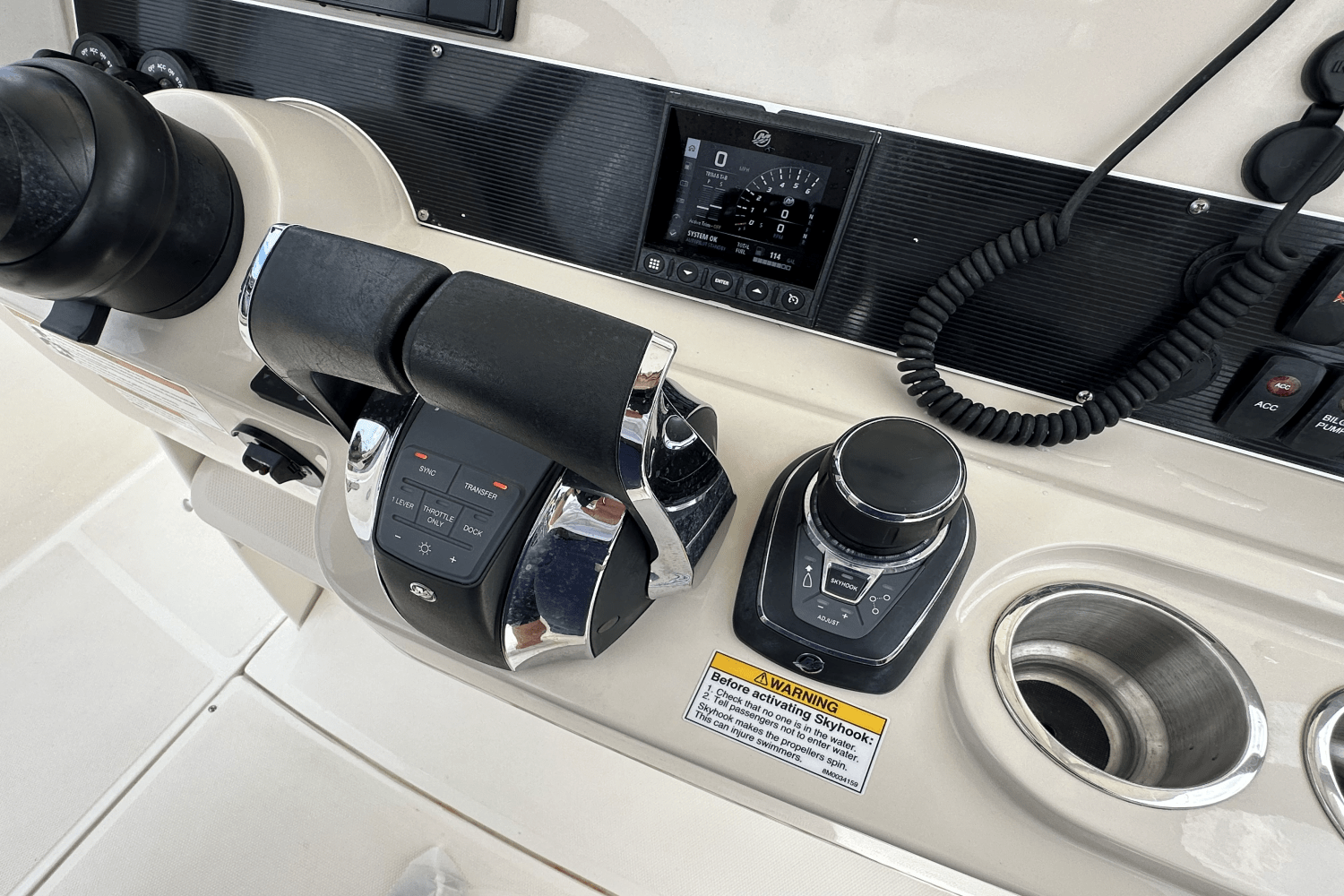 Slide: The Image of Boston Whaler 270 DAUNTLESS 2021 - 18