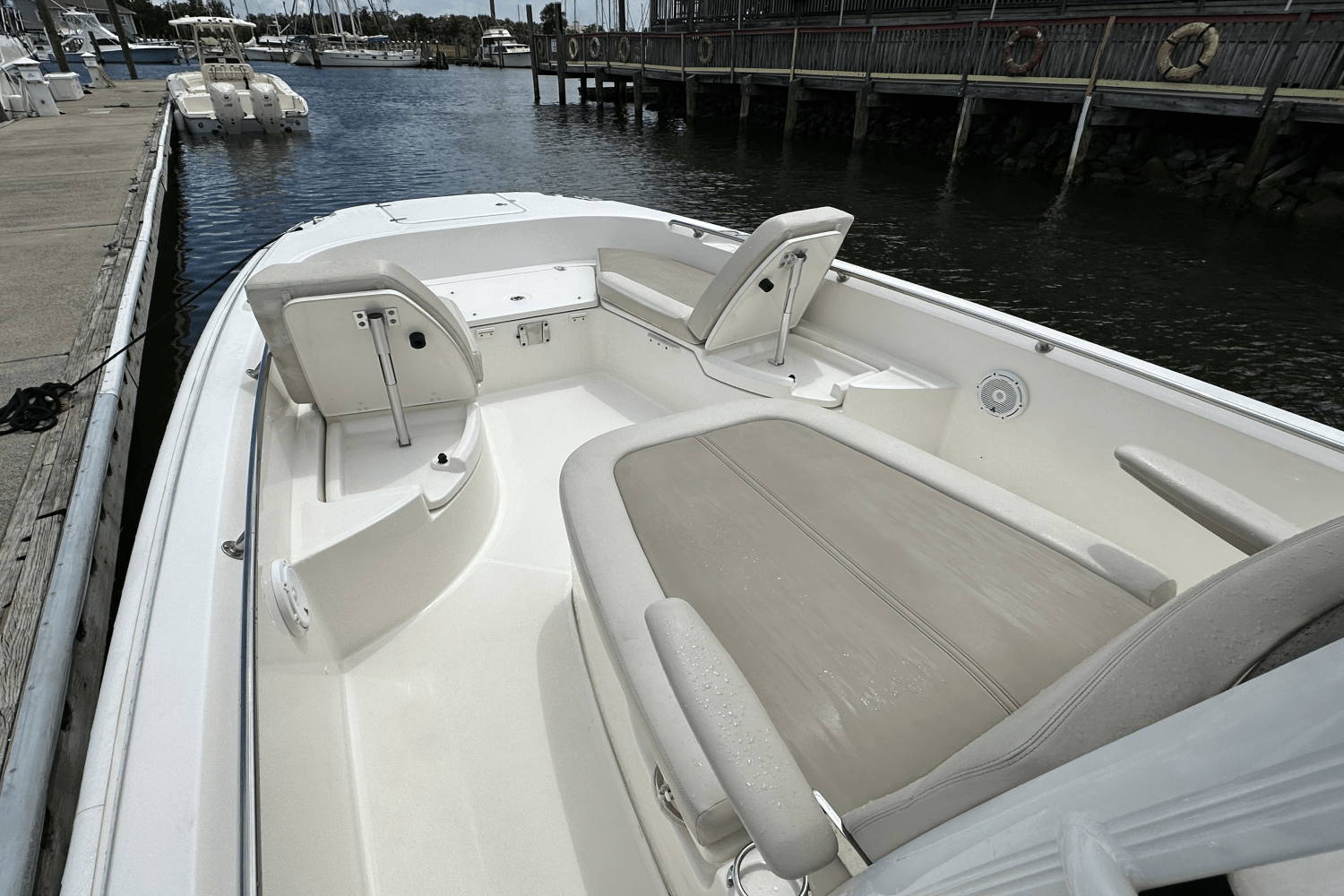 Slide: The Image of Boston Whaler 270 DAUNTLESS 2021 - 23