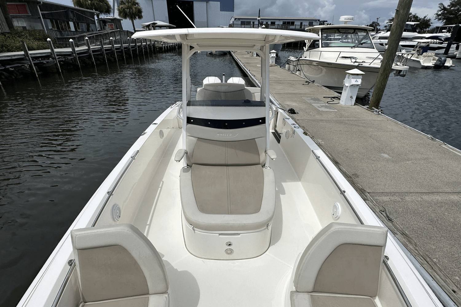 Slide: The Image of Boston Whaler 270 DAUNTLESS 2021 - 25