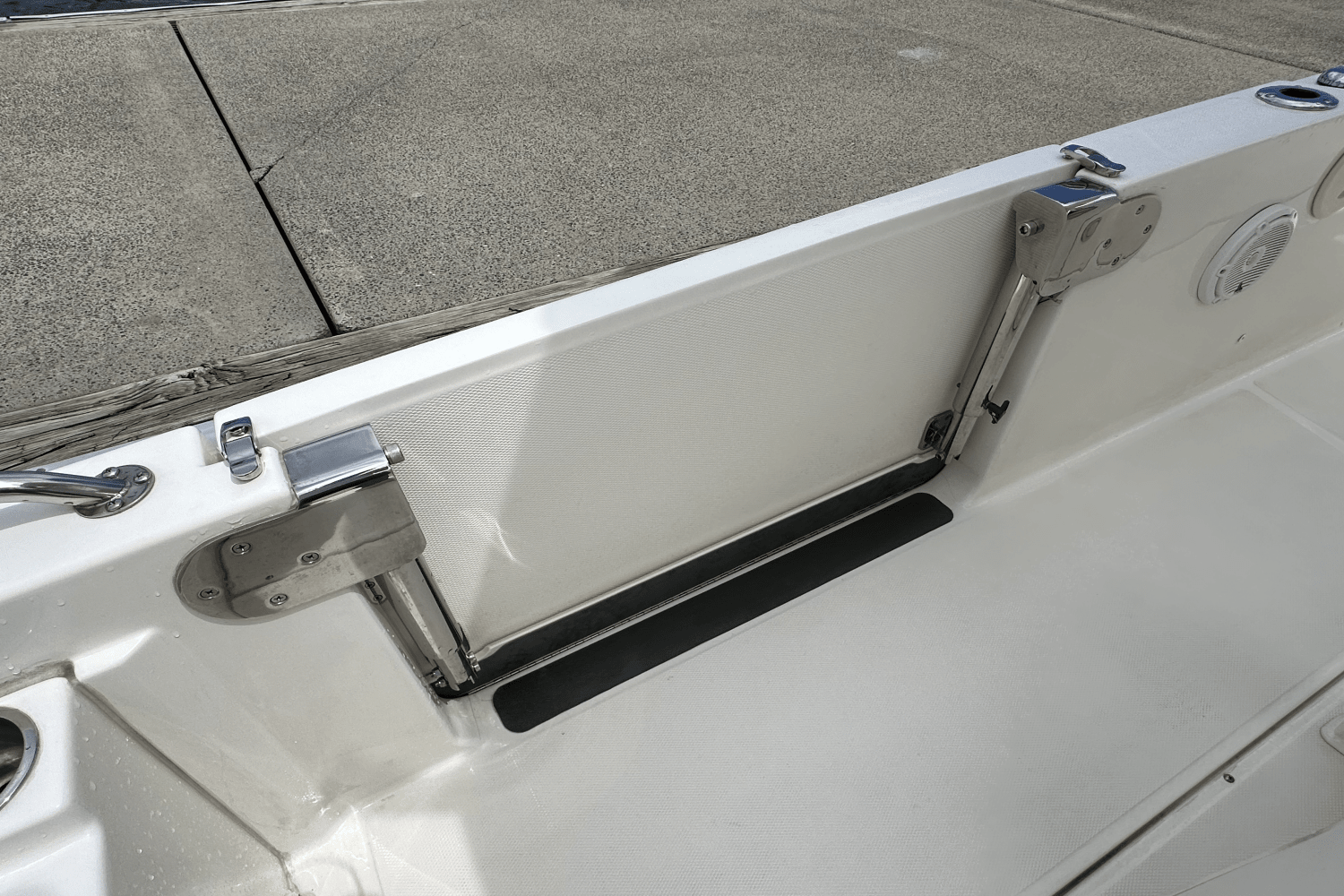 Slide: The Image of Boston Whaler 270 DAUNTLESS 2021 - 26