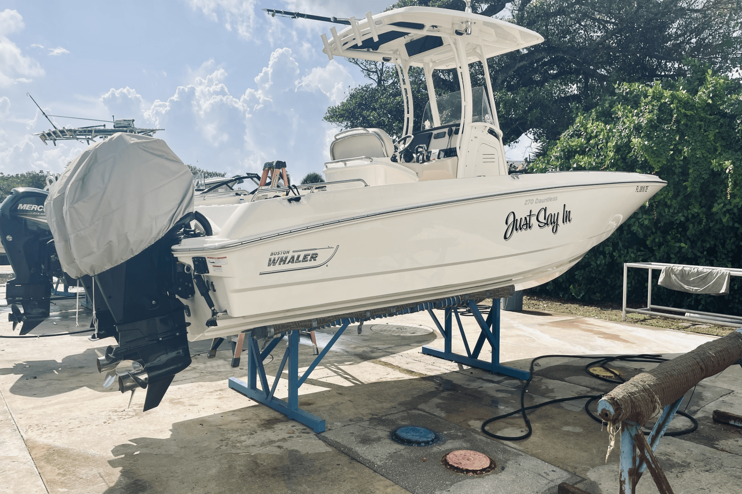 Slide: The Image of Boston Whaler 270 DAUNTLESS 2022 - 0