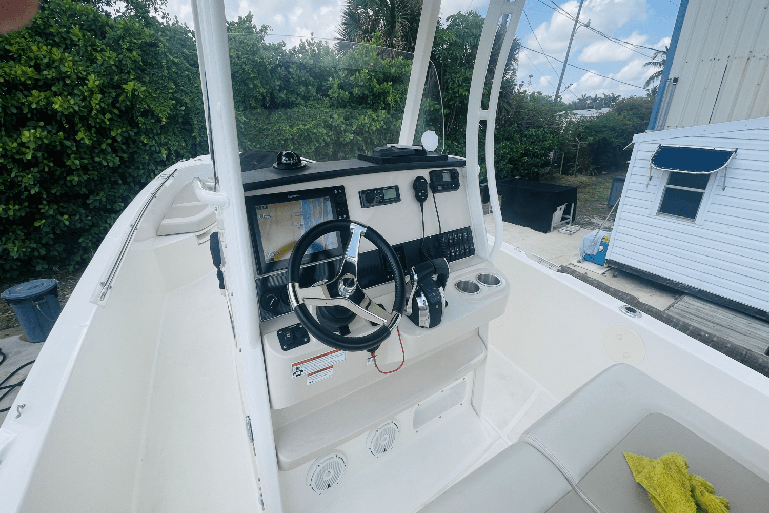 Slide: The Image of Boston Whaler 270 DAUNTLESS 2022 - 11