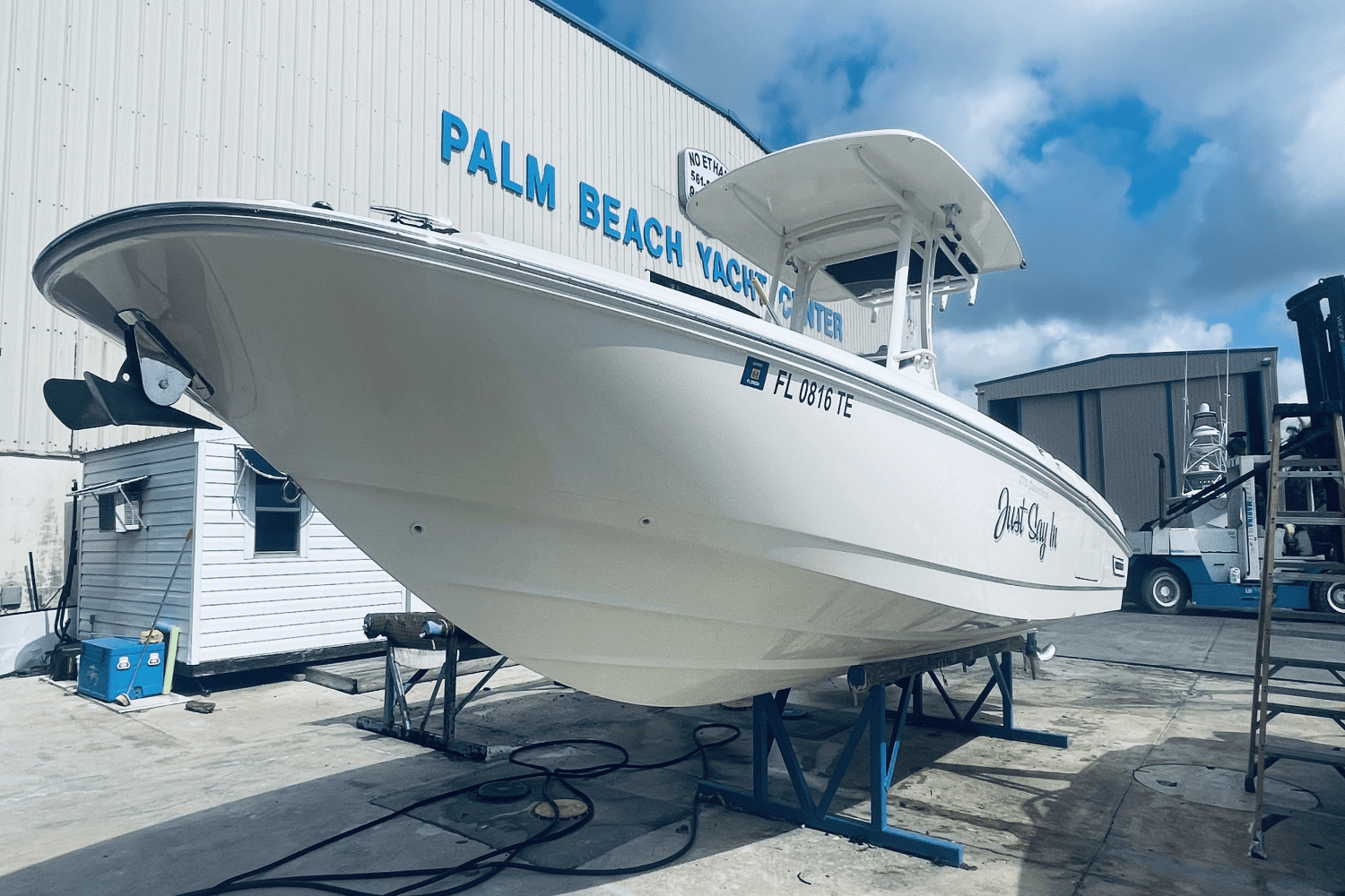 Slide: The Image of Boston Whaler 270 DAUNTLESS 2022 - 2