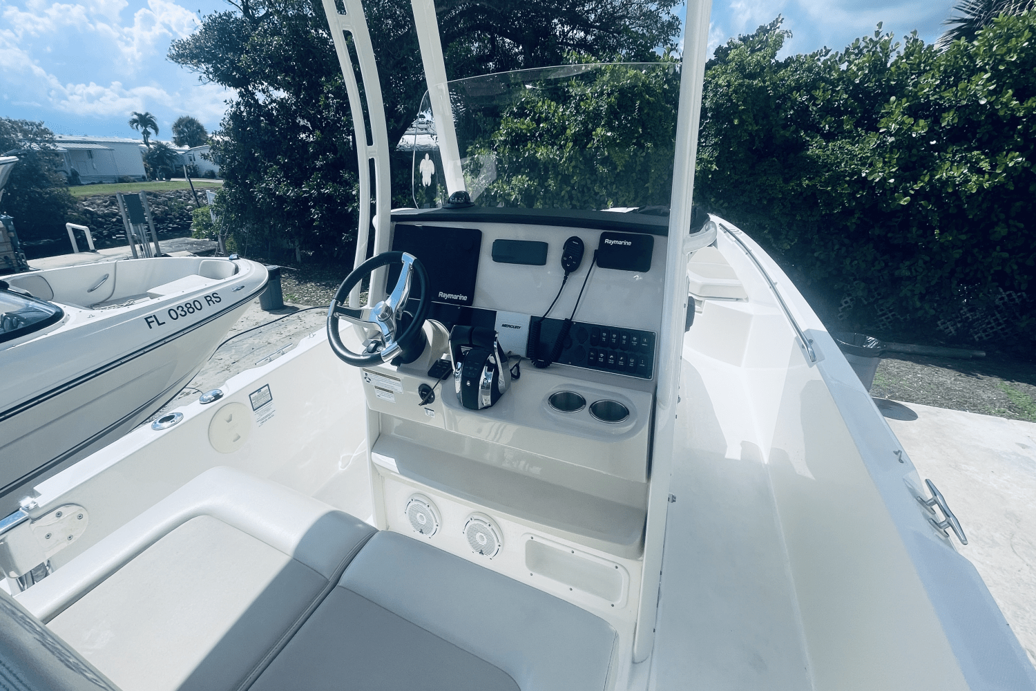 Slide: The Image of Boston Whaler 270 DAUNTLESS 2022 - 9