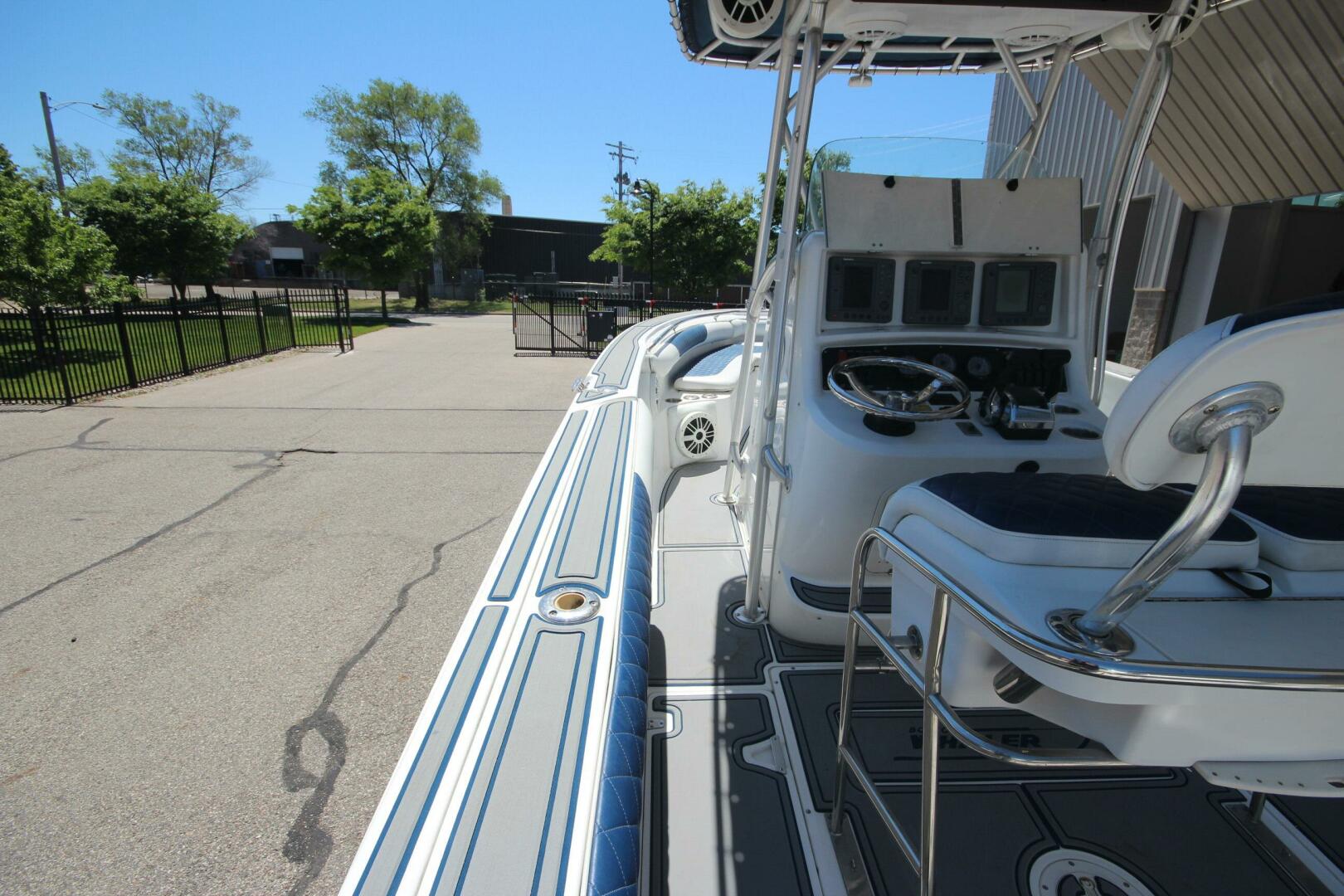 Slide: The Image of Boston Whaler 270 Outrage w/trailer 2004 - 5152448