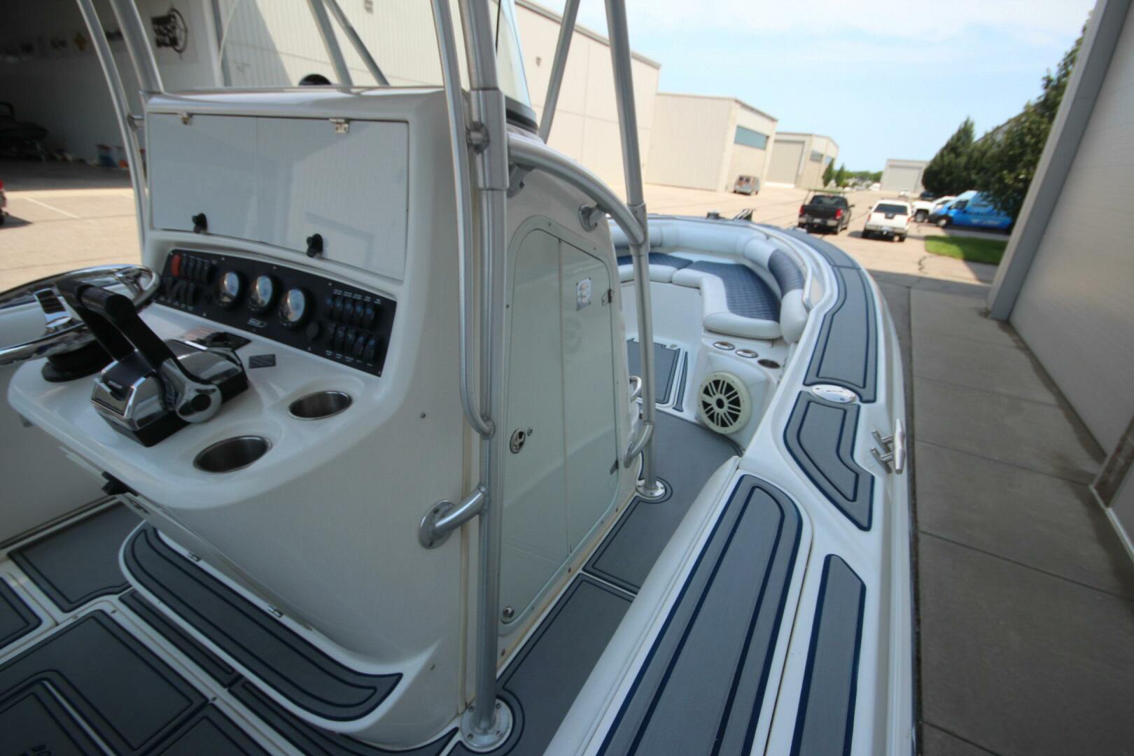 Slide: The Image of Boston Whaler 270 Outrage w/trailer 2004 - 5152473