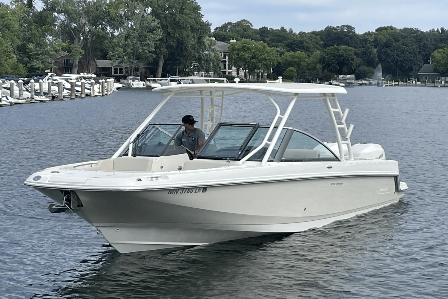 Slide: The Image of Boston Whaler 270 Vantage 2017 - 0