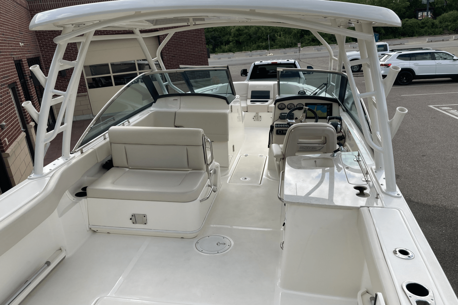 Slide: The Image of Boston Whaler 270 Vantage 2017 - 11