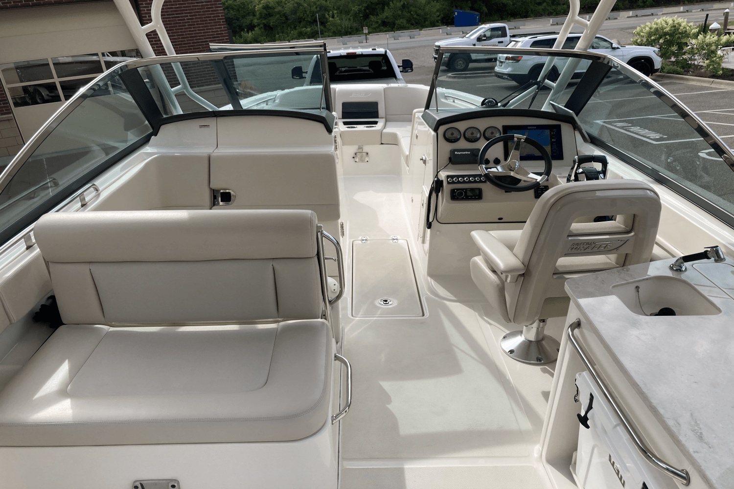 Slide: The Image of Boston Whaler 270 Vantage 2017 - 12