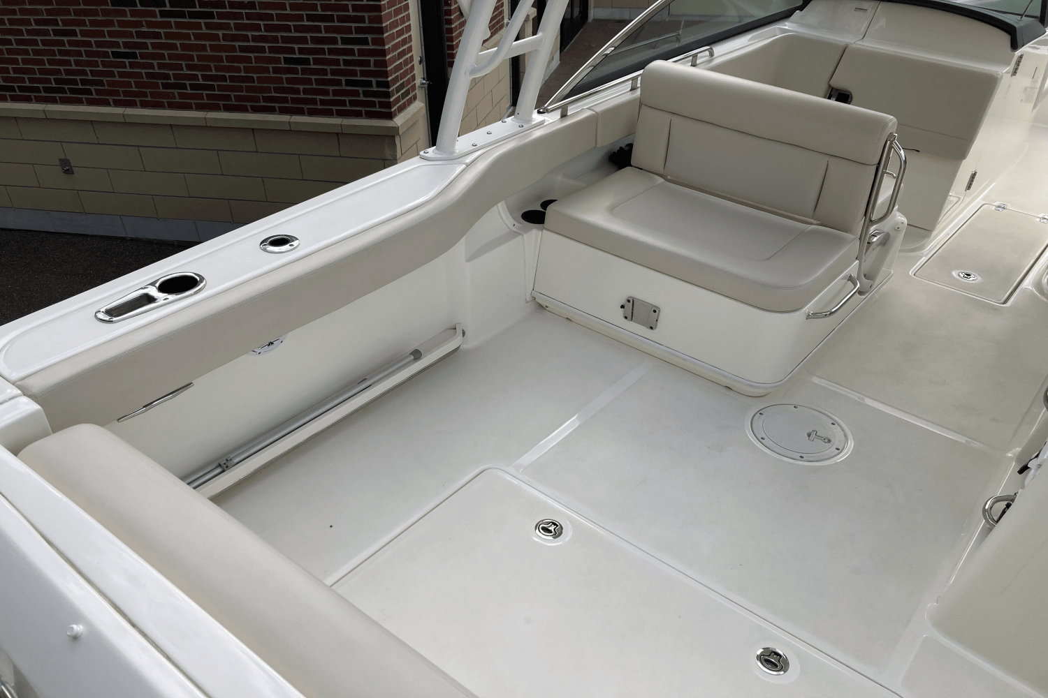 Slide: The Image of Boston Whaler 270 Vantage 2017 - 13