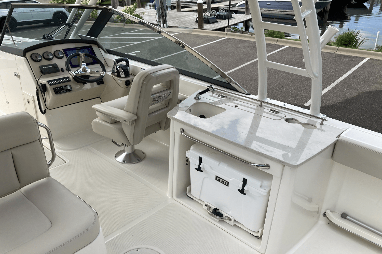 Slide: The Image of Boston Whaler 270 Vantage 2017 - 15