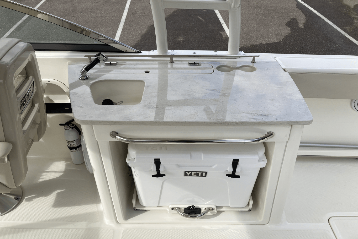 Slide: The Image of Boston Whaler 270 Vantage 2017 - 16