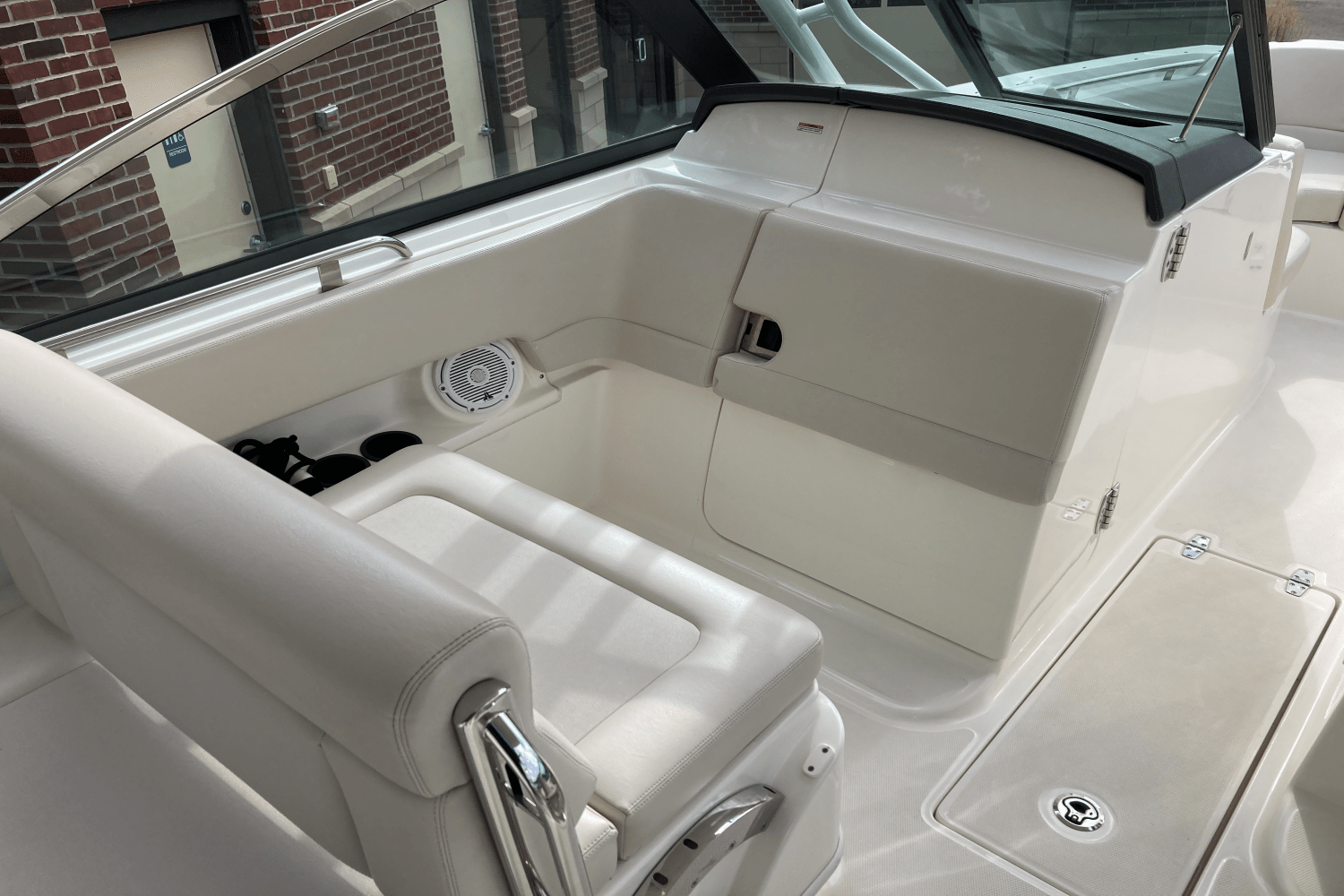 Slide: The Image of Boston Whaler 270 Vantage 2017 - 17