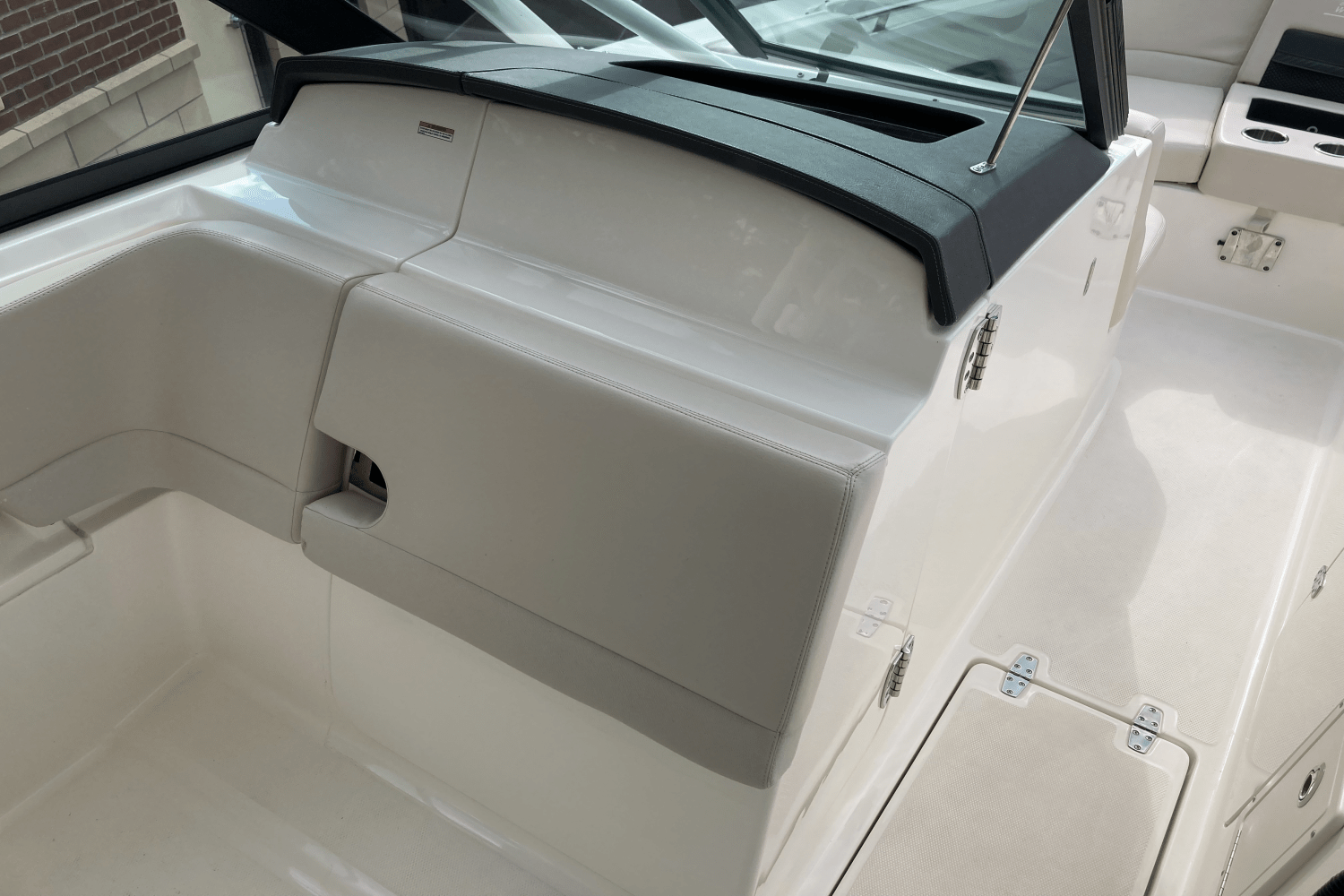 Slide: The Image of Boston Whaler 270 Vantage 2017 - 18