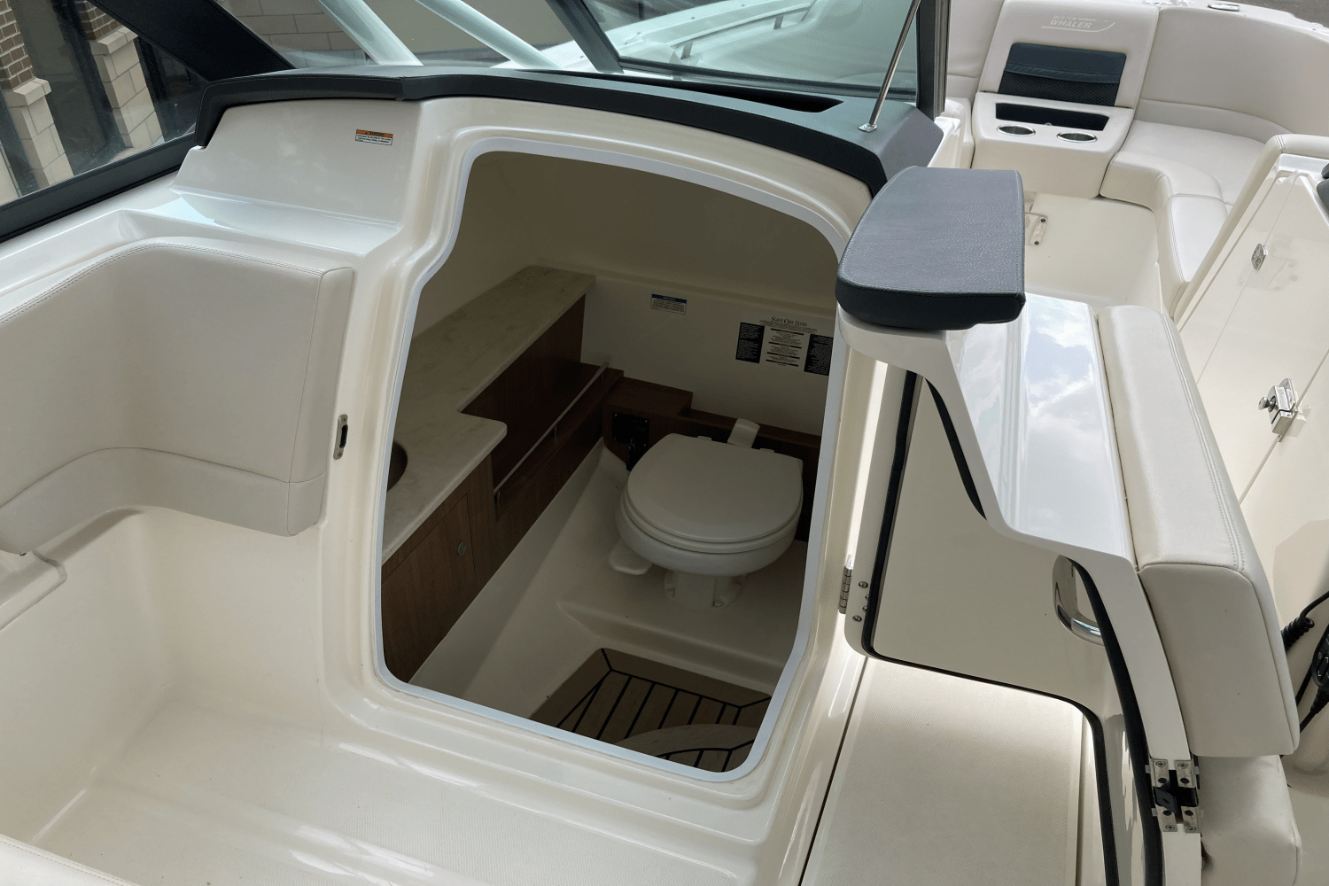 Slide: The Image of Boston Whaler 270 Vantage 2017 - 19