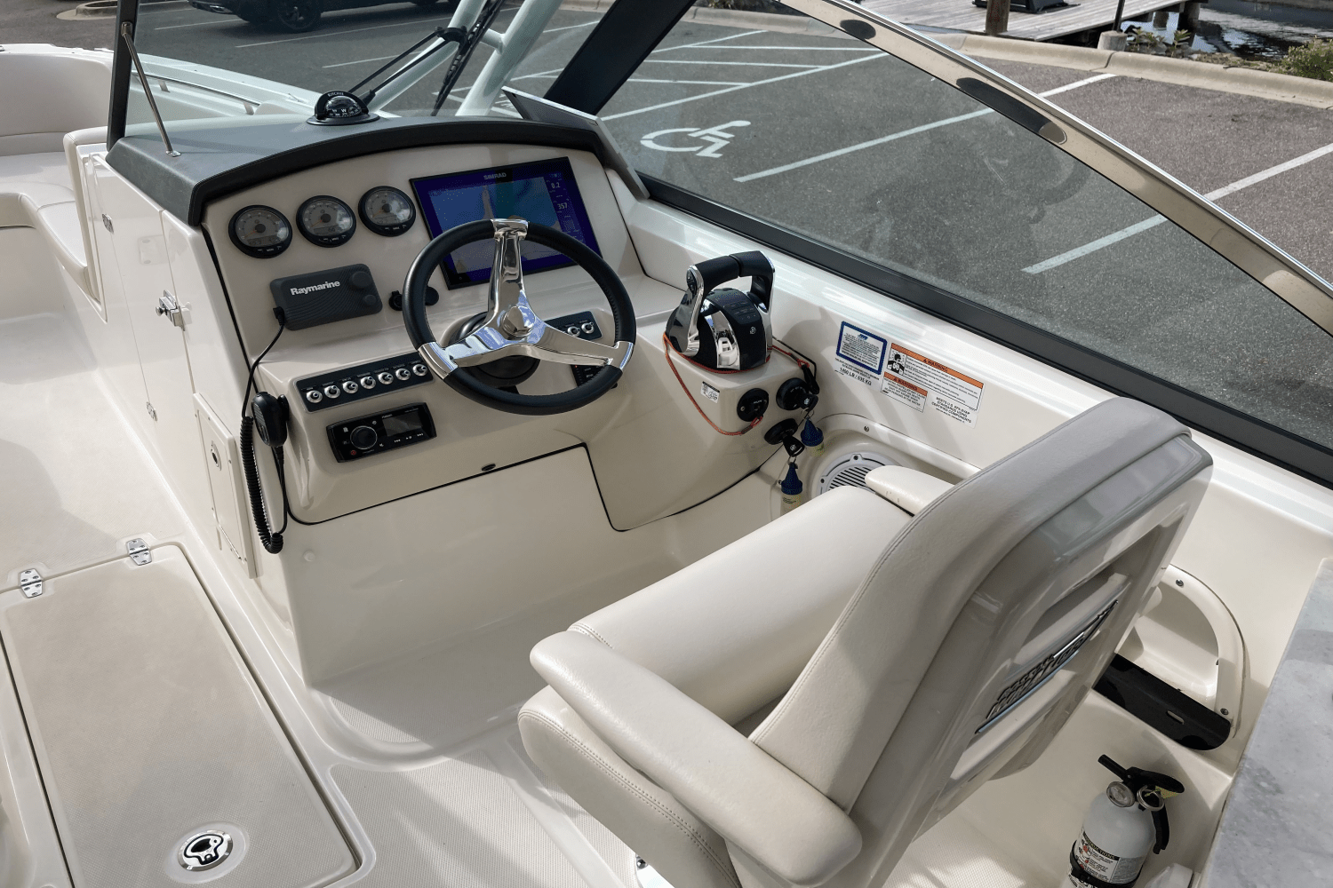 Slide: The Image of Boston Whaler 270 Vantage 2017 - 20