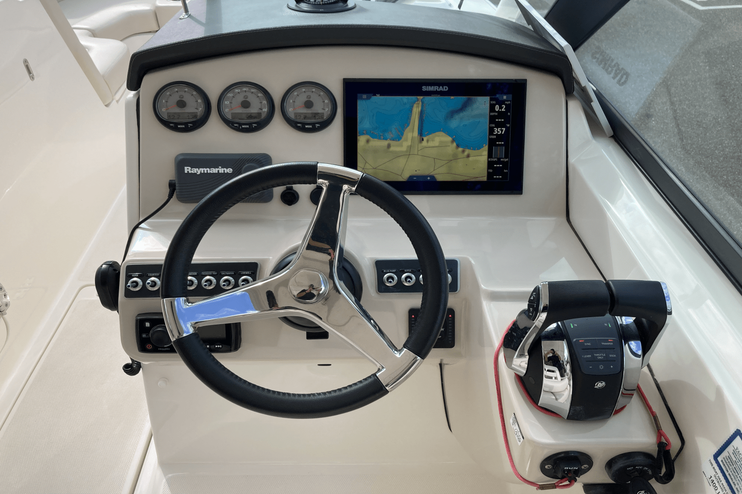 Slide: The Image of Boston Whaler 270 Vantage 2017 - 21