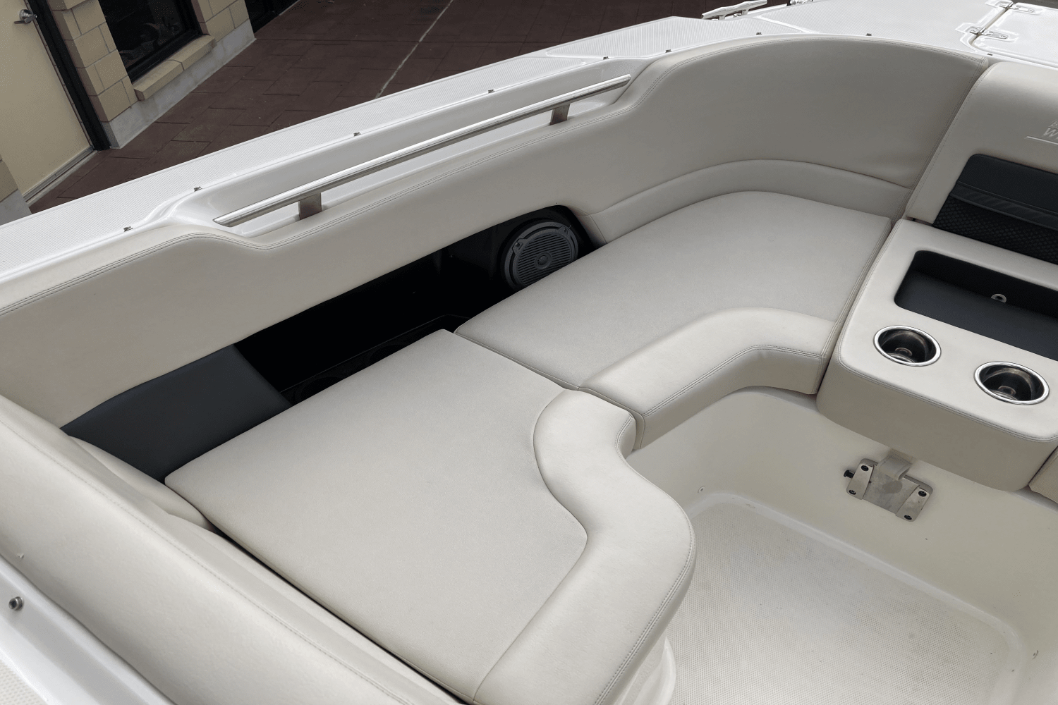 Slide: The Image of Boston Whaler 270 Vantage 2017 - 24