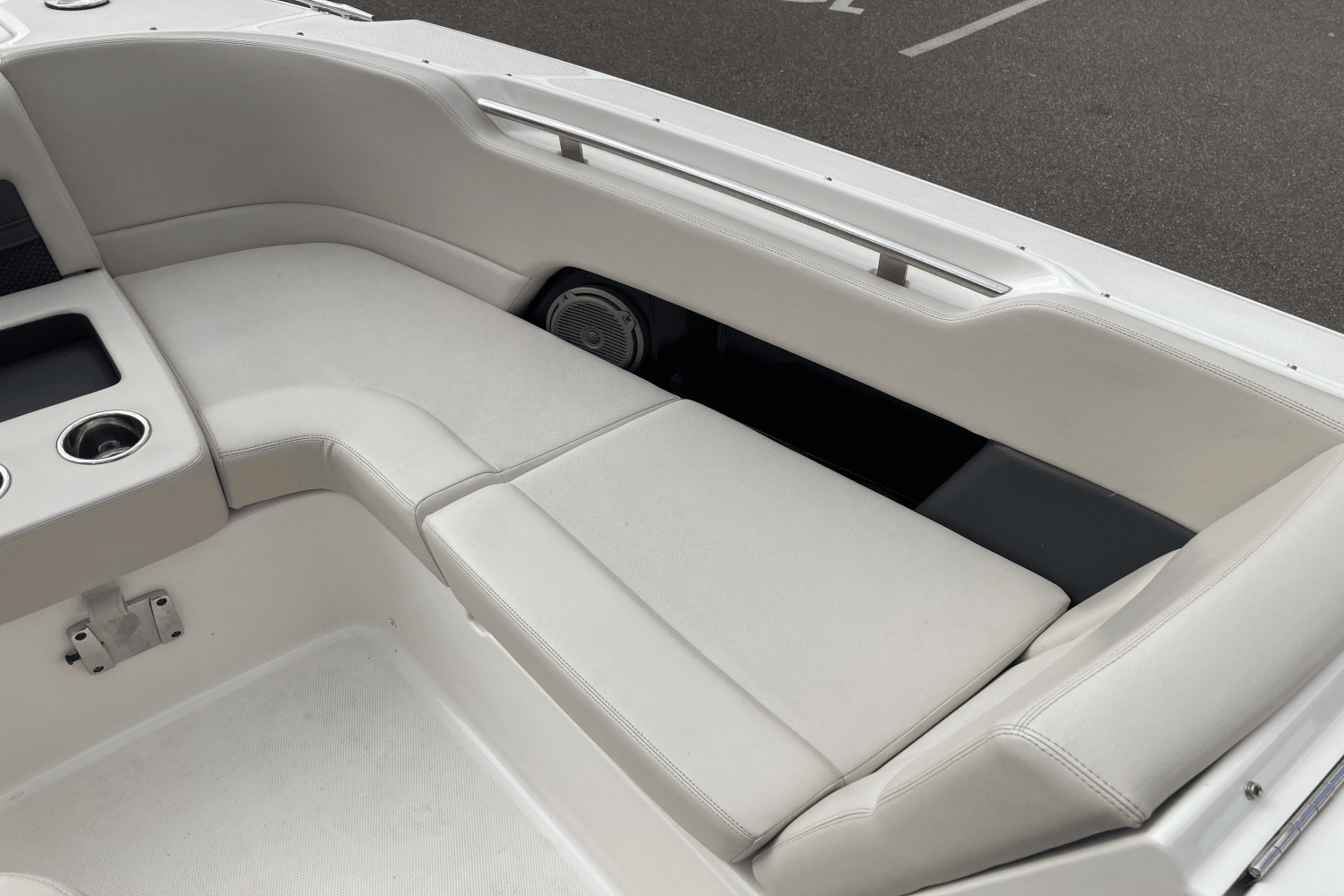 Slide: The Image of Boston Whaler 270 Vantage 2017 - 25
