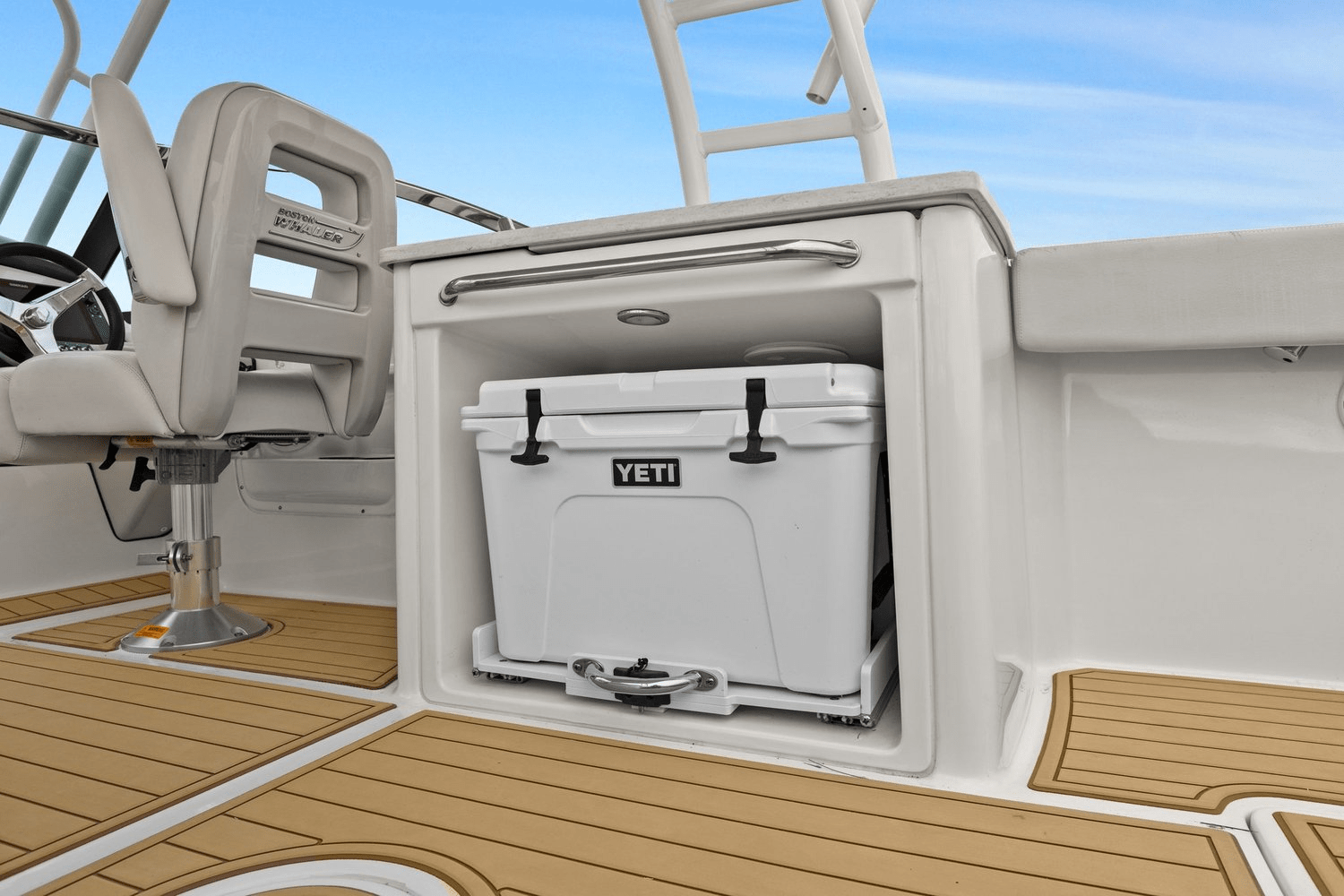 Slide: The Image of Boston Whaler 270 VANTAGE 2018 - 17