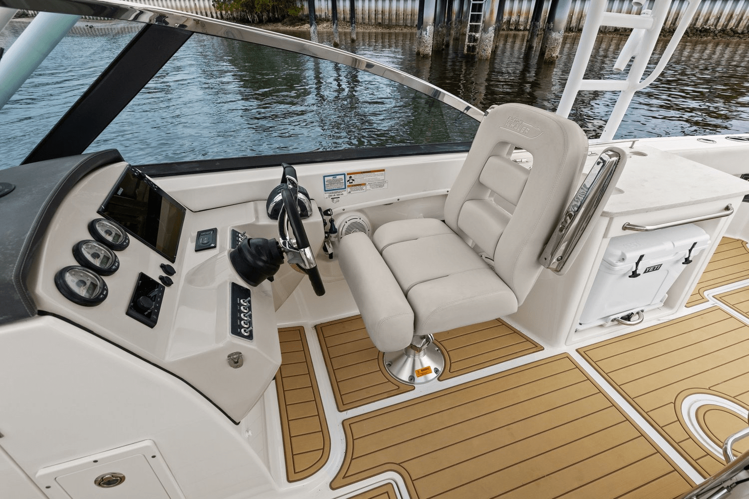 Slide: The Image of Boston Whaler 270 VANTAGE 2018 - 19