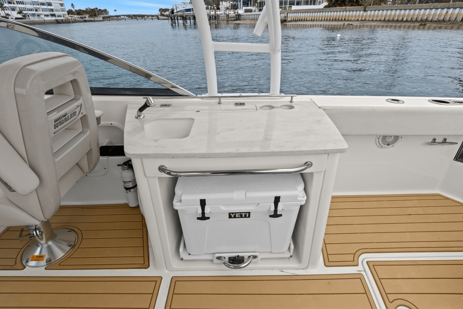 Slide: The Image of Boston Whaler 270 VANTAGE 2018 - 27