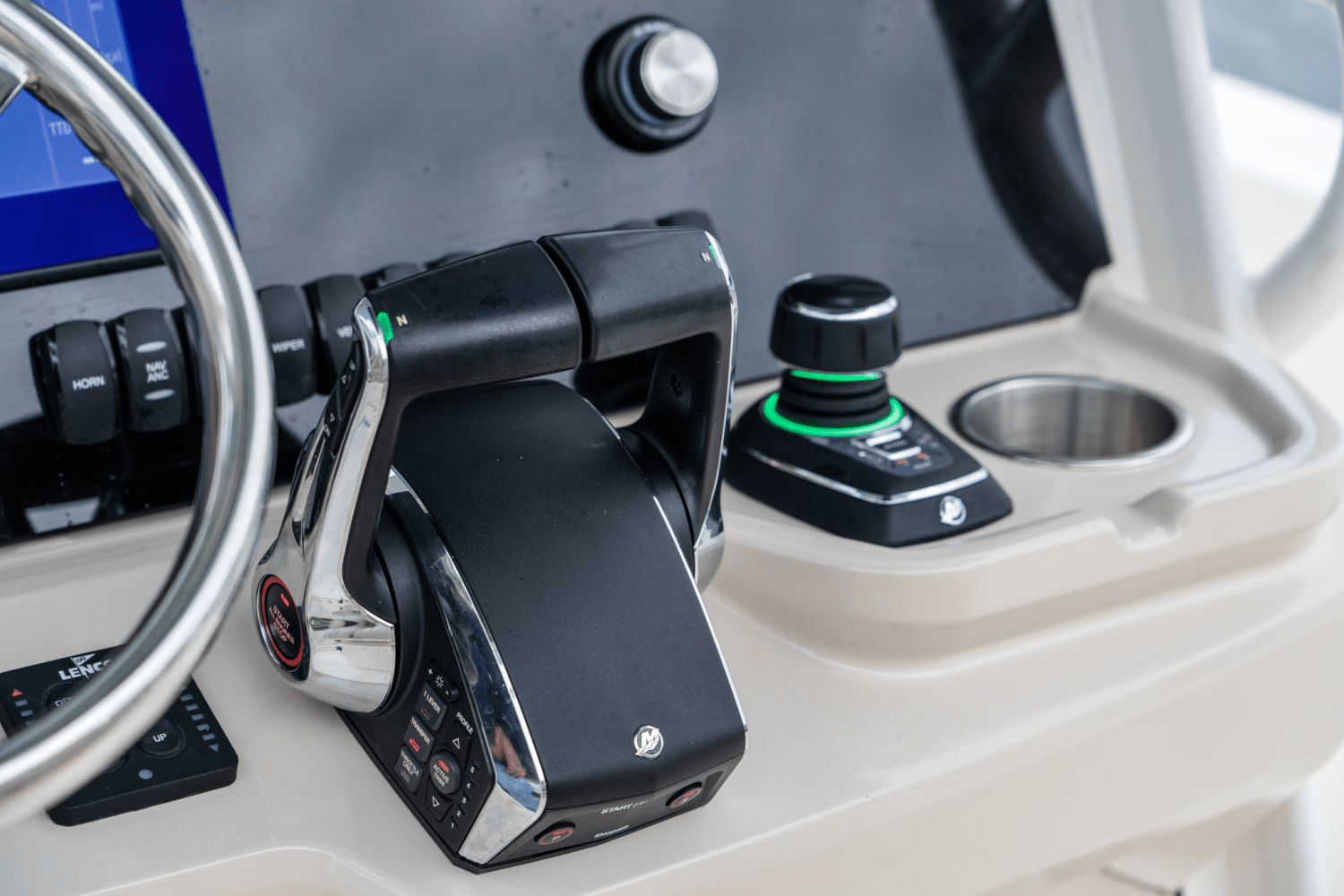 Slide: The Image of Boston Whaler 280 DAUNTLESS 2023 - 12