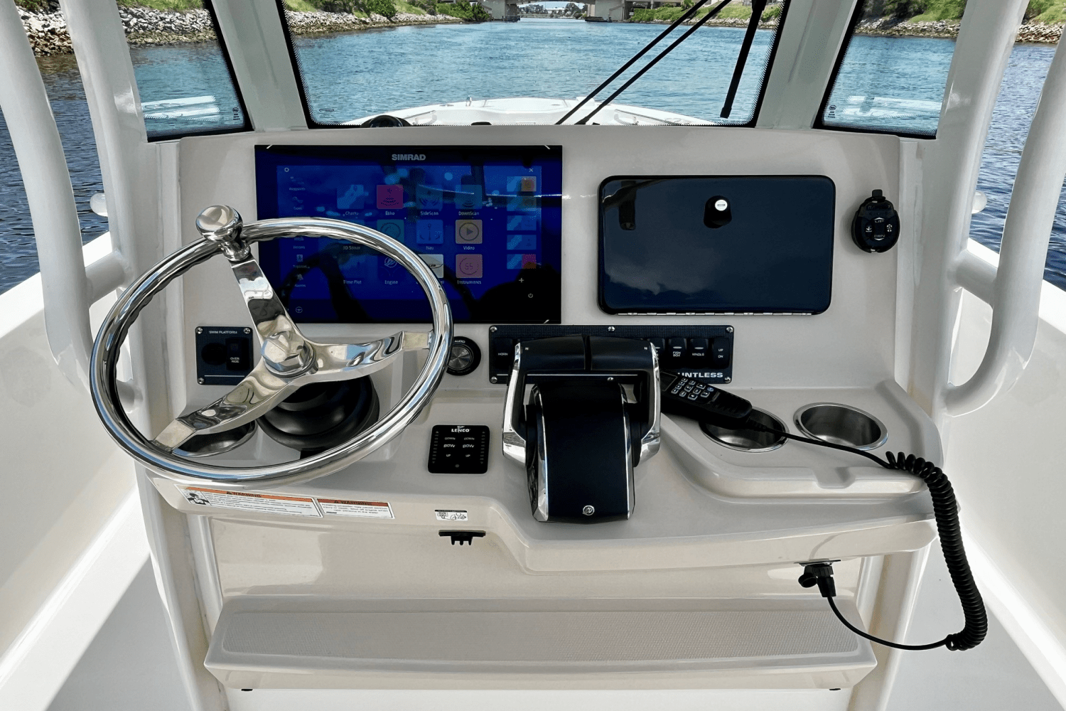 Slide: The Image of Boston Whaler 280 DAUNTLESS 2023 - 18