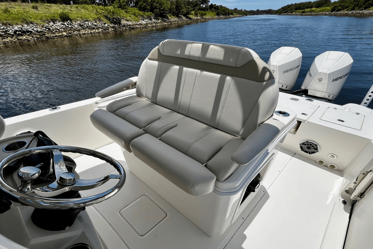 Slide: The Image of Boston Whaler 280 DAUNTLESS 2023 - 19
