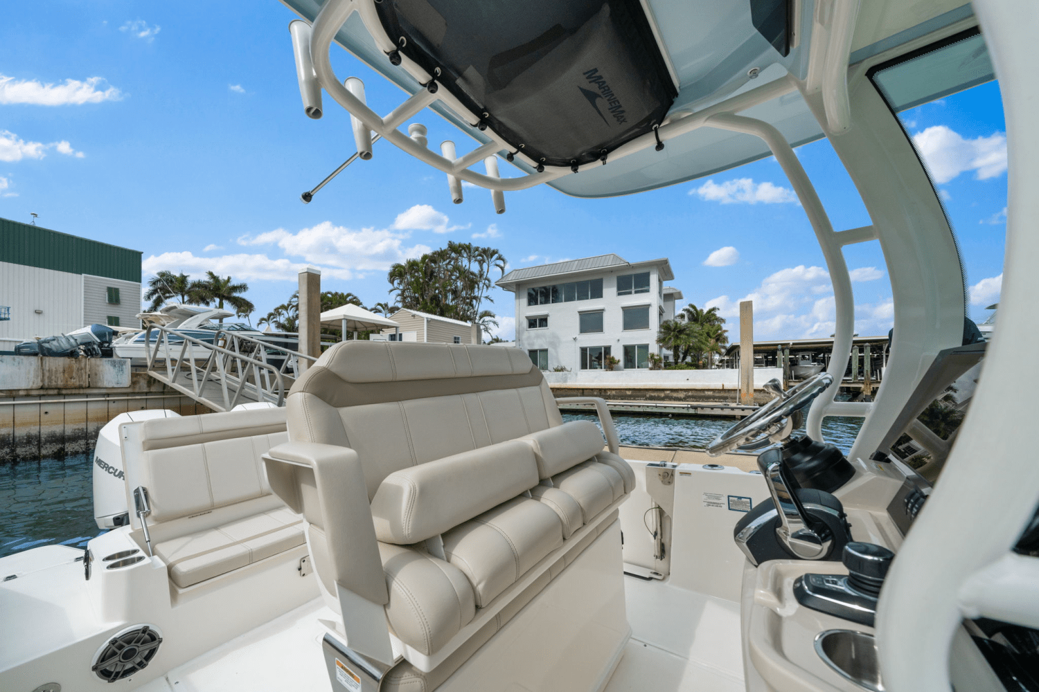 Slide: The Image of Boston Whaler 280 DAUNTLESS 2023 - 20