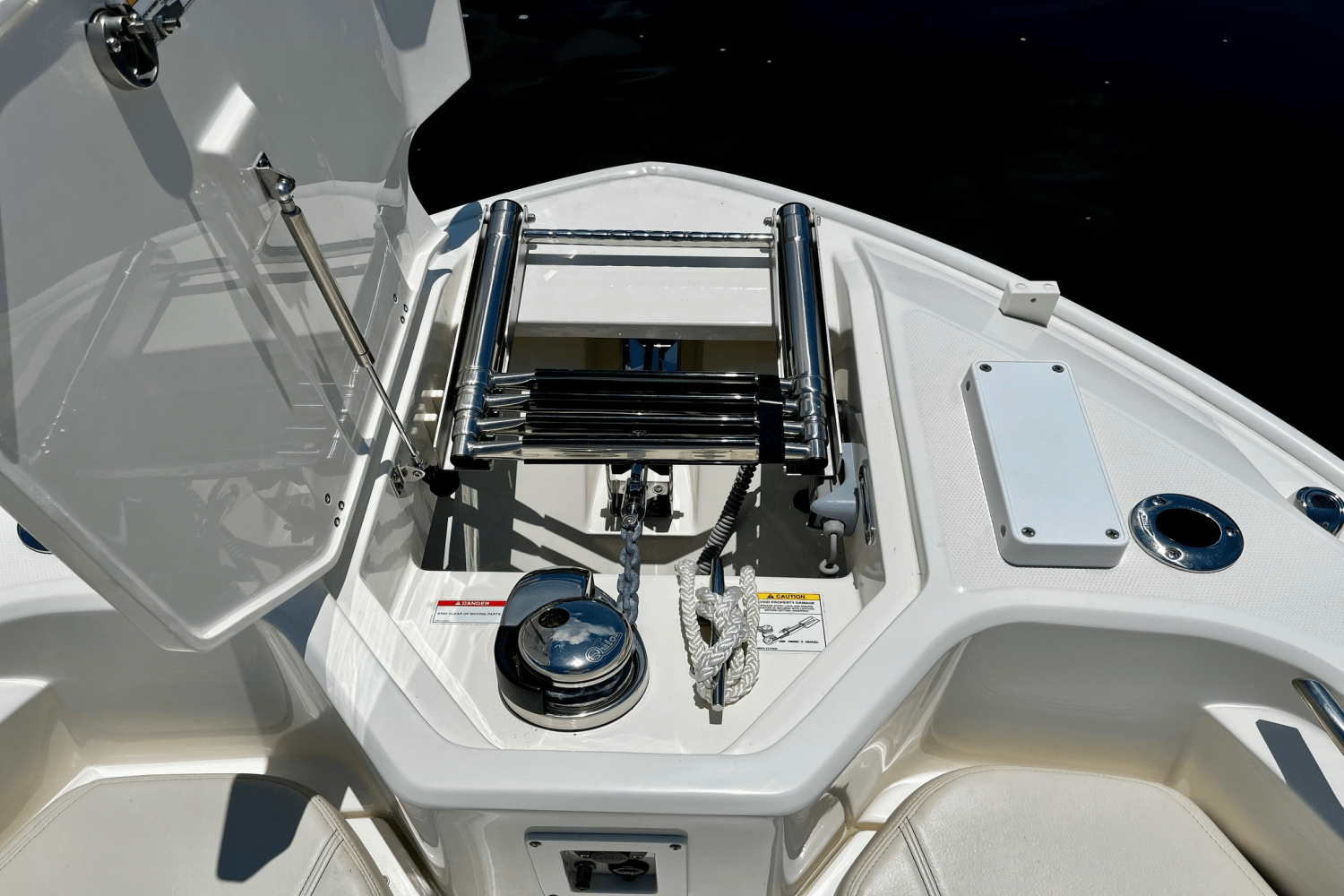 Slide: The Image of Boston Whaler 280 DAUNTLESS 2023 - 22