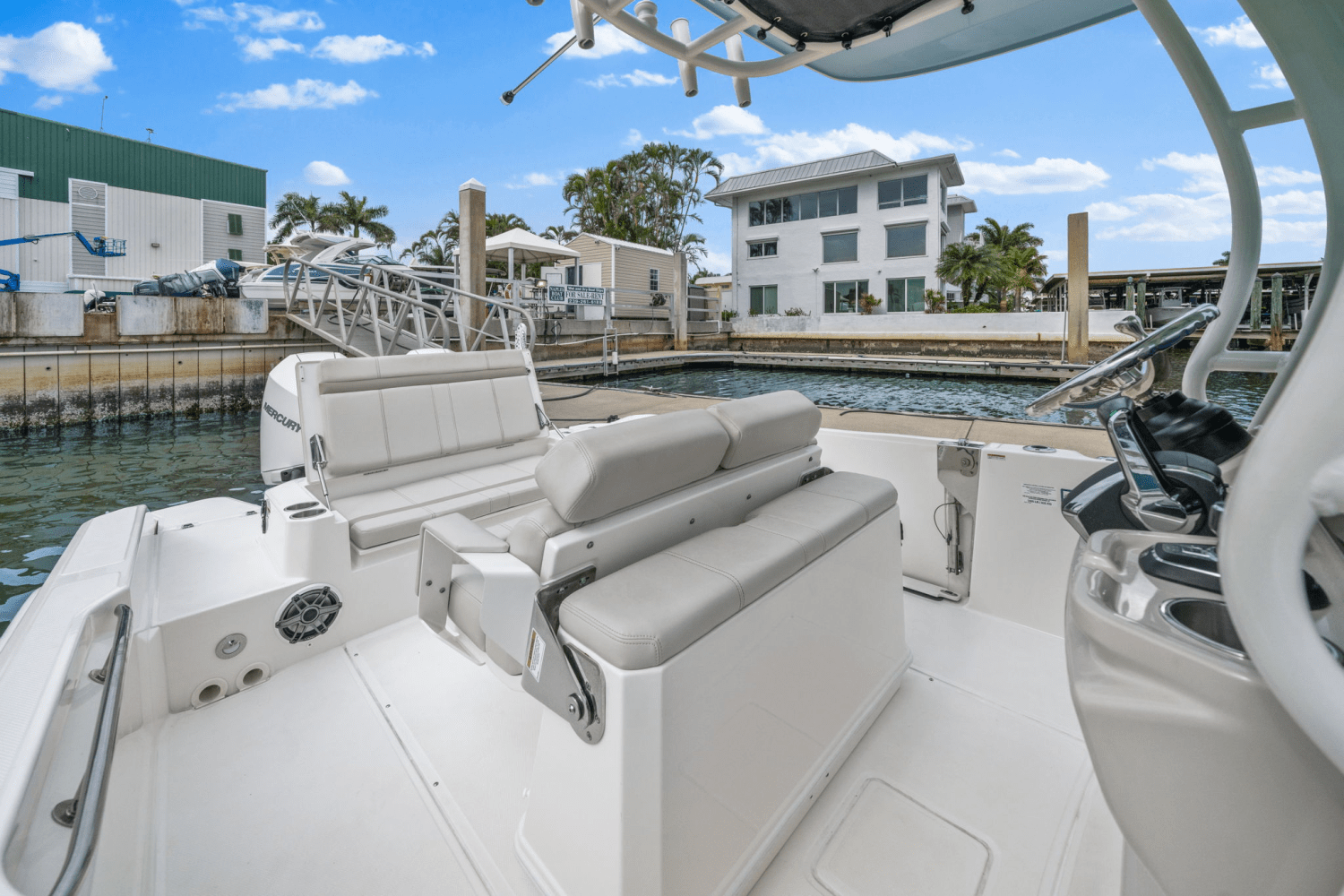 Slide: The Image of Boston Whaler 280 DAUNTLESS 2023 - 23