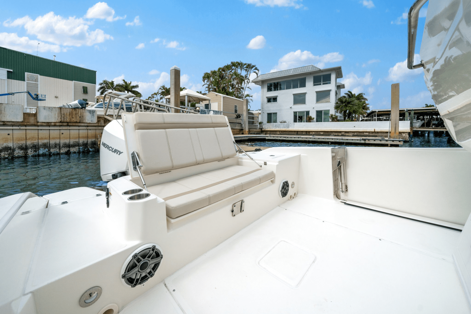 Slide: The Image of Boston Whaler 280 DAUNTLESS 2023 - 28