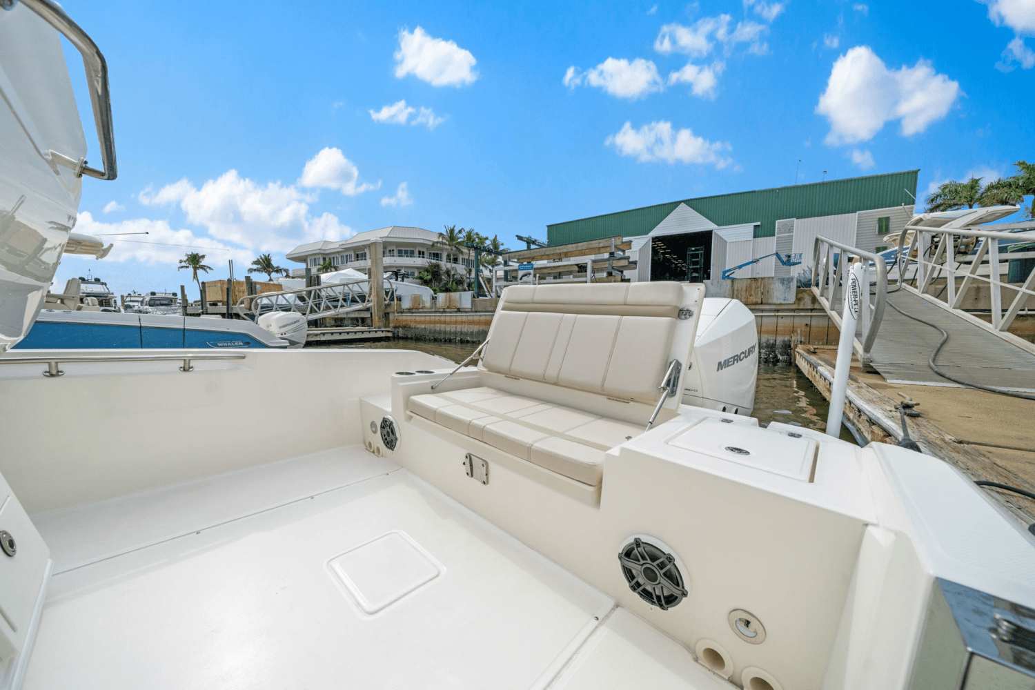 Slide: The Image of Boston Whaler 280 DAUNTLESS 2023 - 32