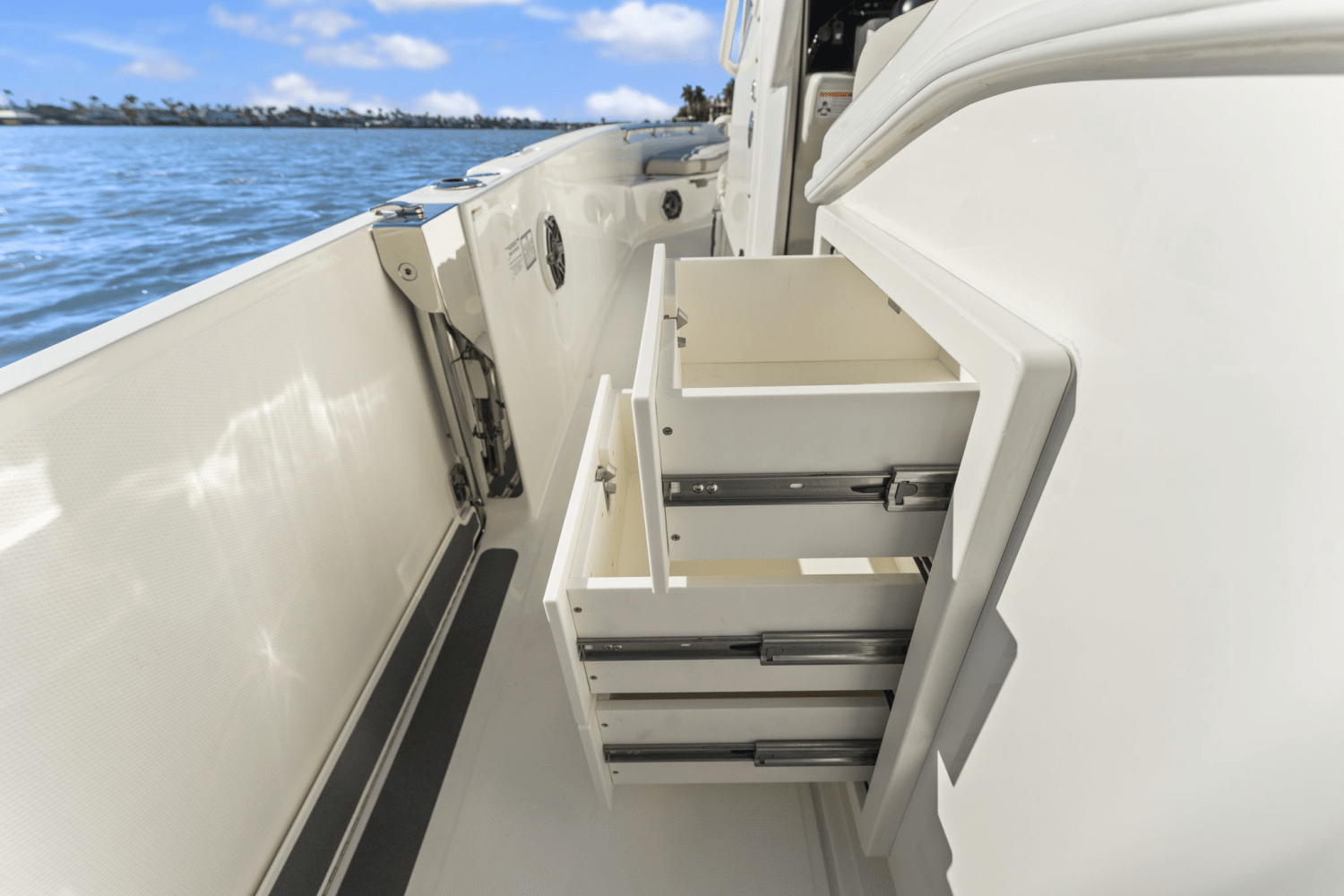 Slide: The Image of Boston Whaler 280 DAUNTLESS 2023 - 37
