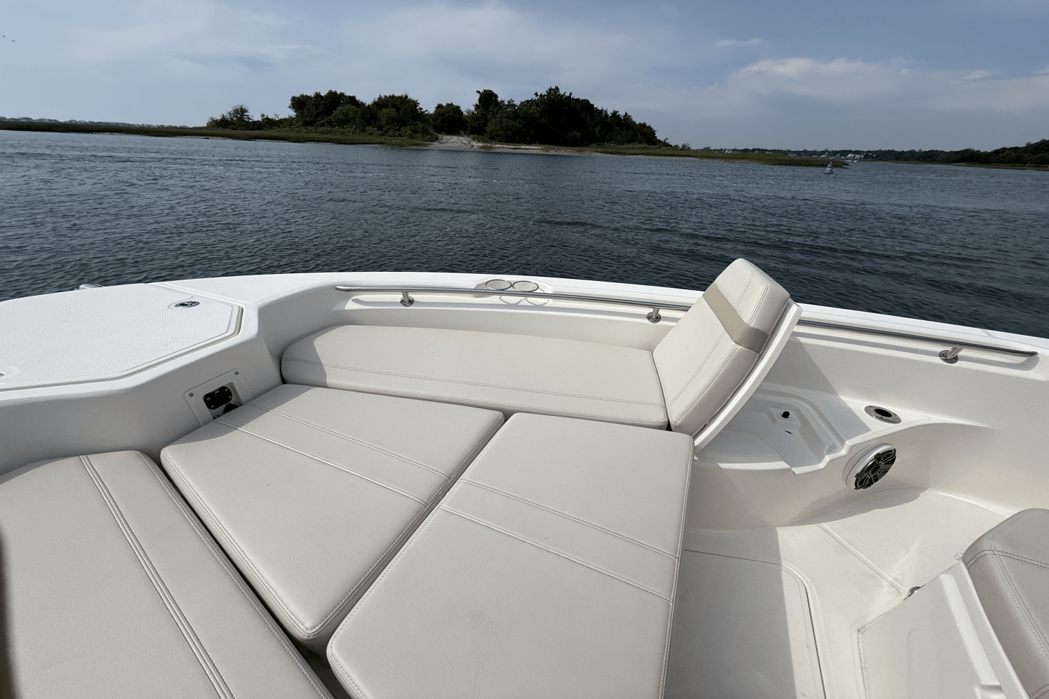 Slide: The Image of Boston Whaler 280 Dauntless 2025 - 10